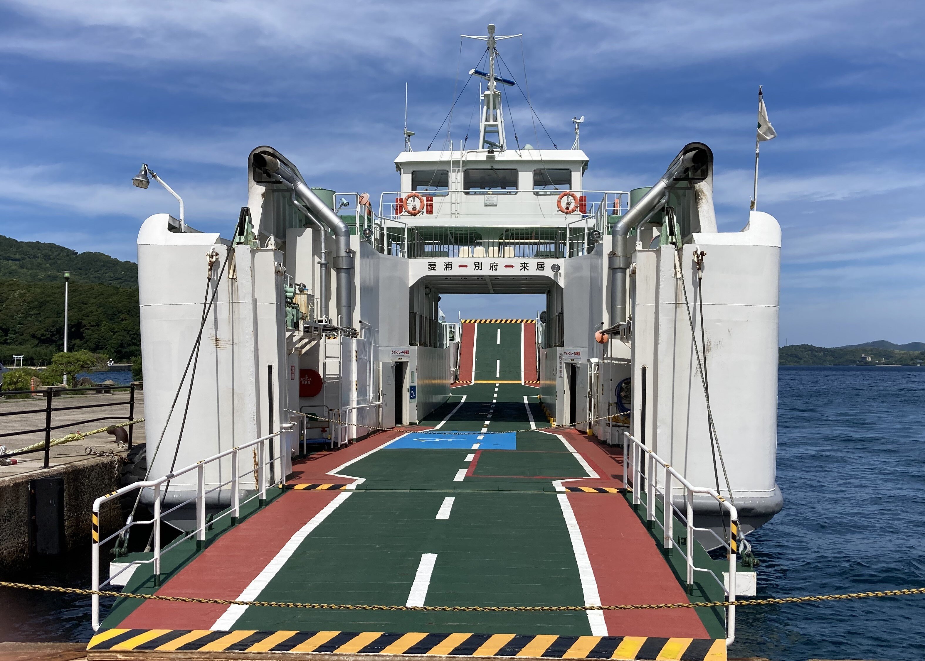 ちなみに穏やかな内海の港を結ぶ小さいフェリーでは、乗り込んでハンドルロックだけの場合も。