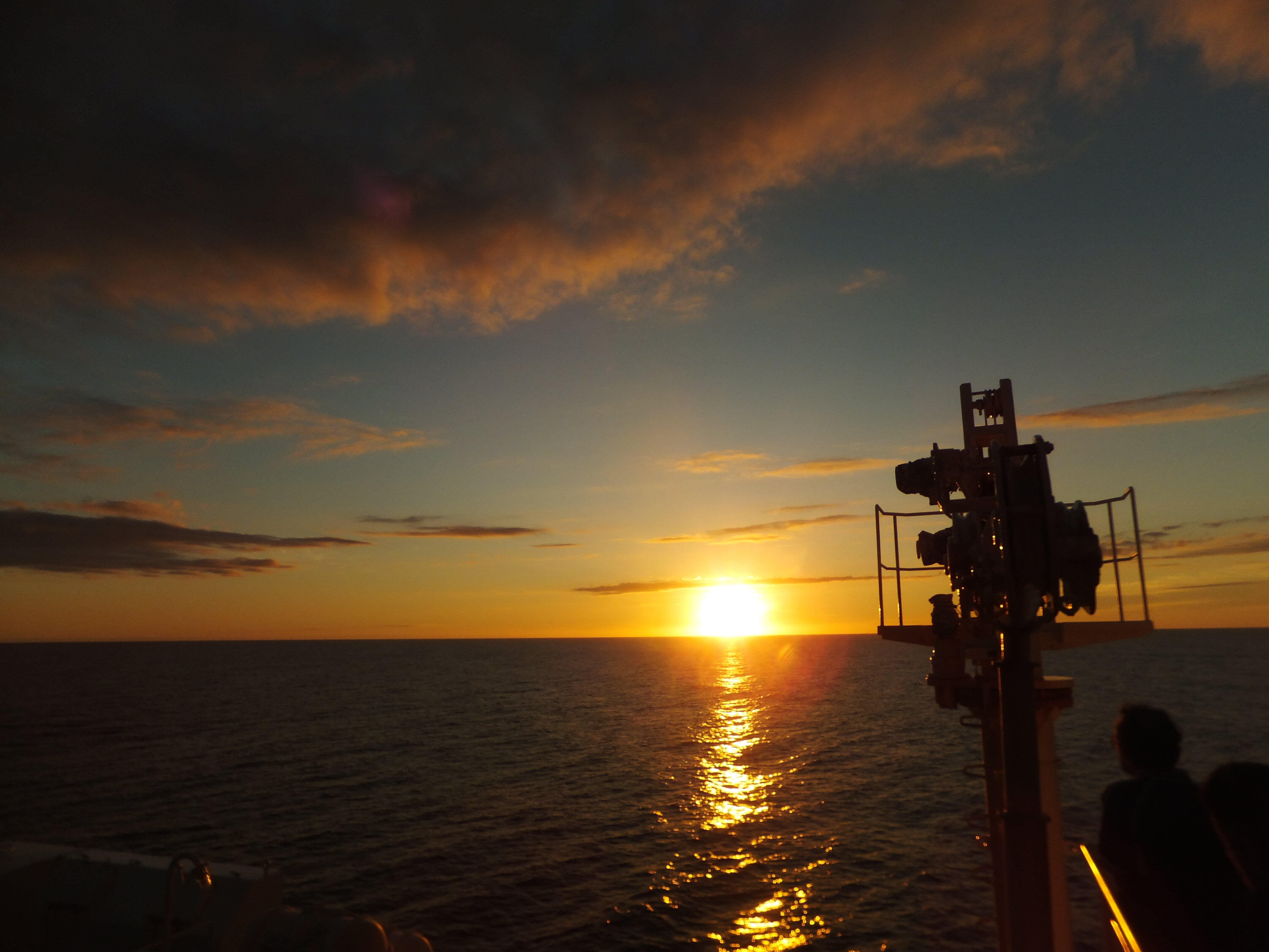 海に沈む夕陽を見たりして過ごすと