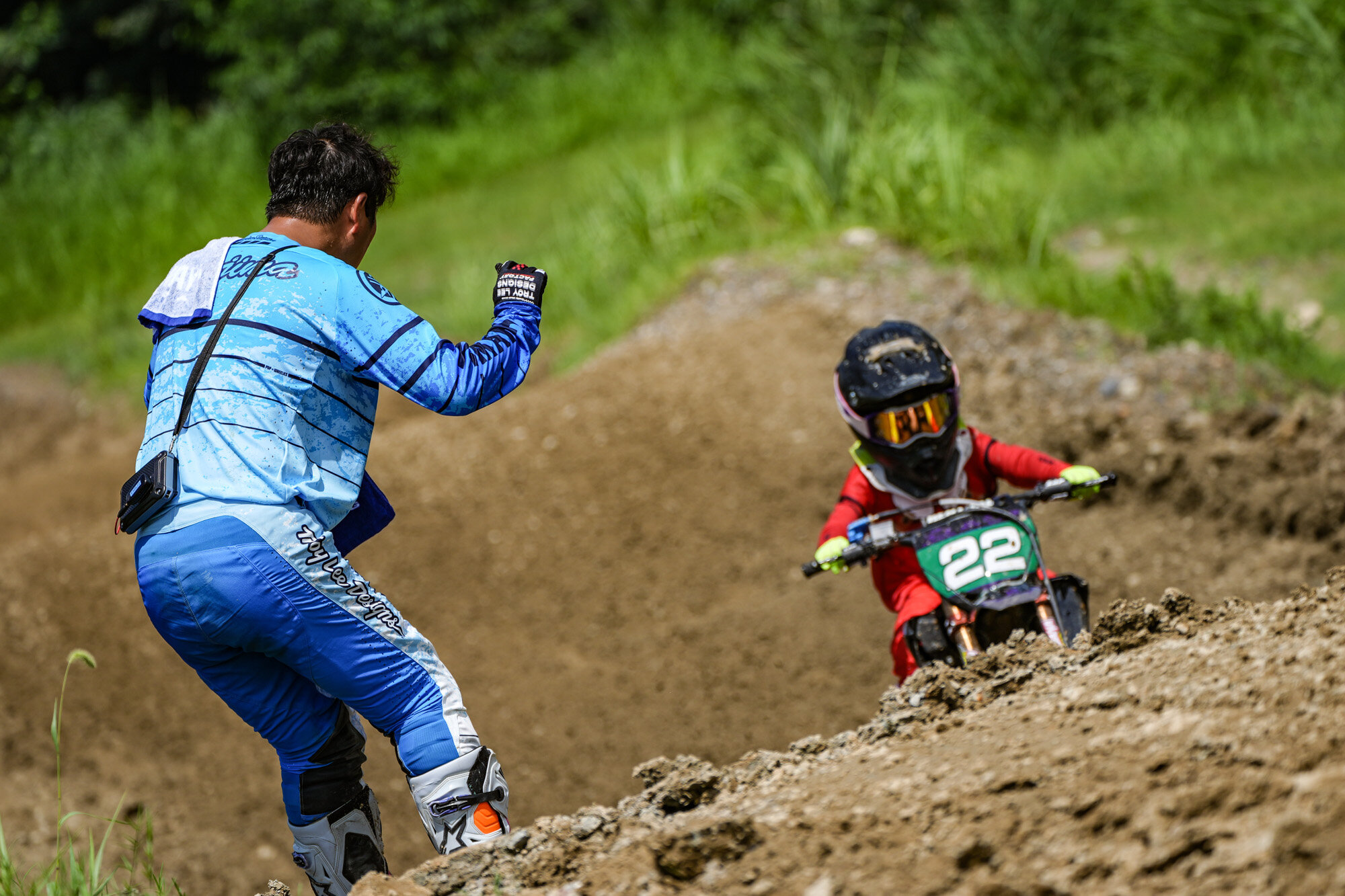 ジェスチャーを交え、声を張り上げライダーたちを鼓舞する小島さん。