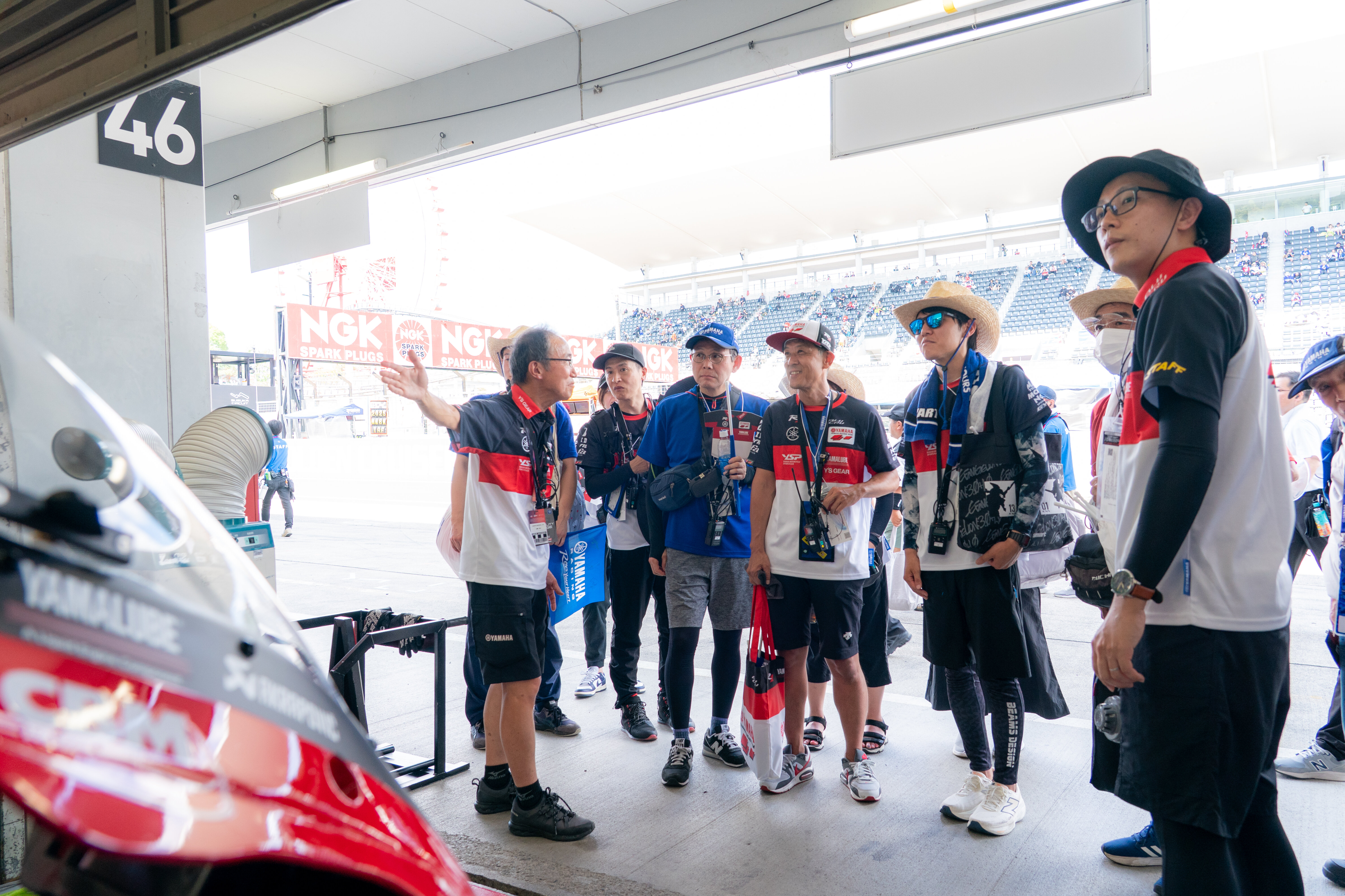 そのスペシャルバージョンとして、鈴鹿8時間耐久ロードレースでは世界耐久選手権にシリーズ参戦している「YAMALUBE YART YAMAHA EWC Official Team」、通称「YART（ヤート）」チームのピットへご招待する企画を開催しました。
