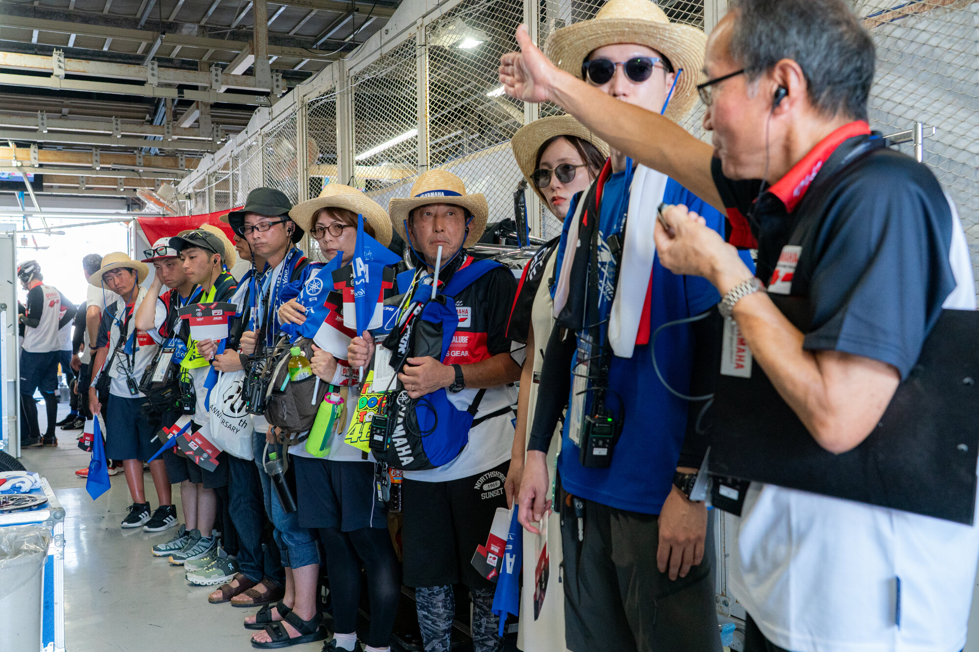 限られた時間ではありますが、チームの関係者以外は通常立ち入ることのできない、決勝レース中の緊迫したピットの中をヤマハのスタッフによる解説付きで見学するという、観客席にいては体験できないツアーです。