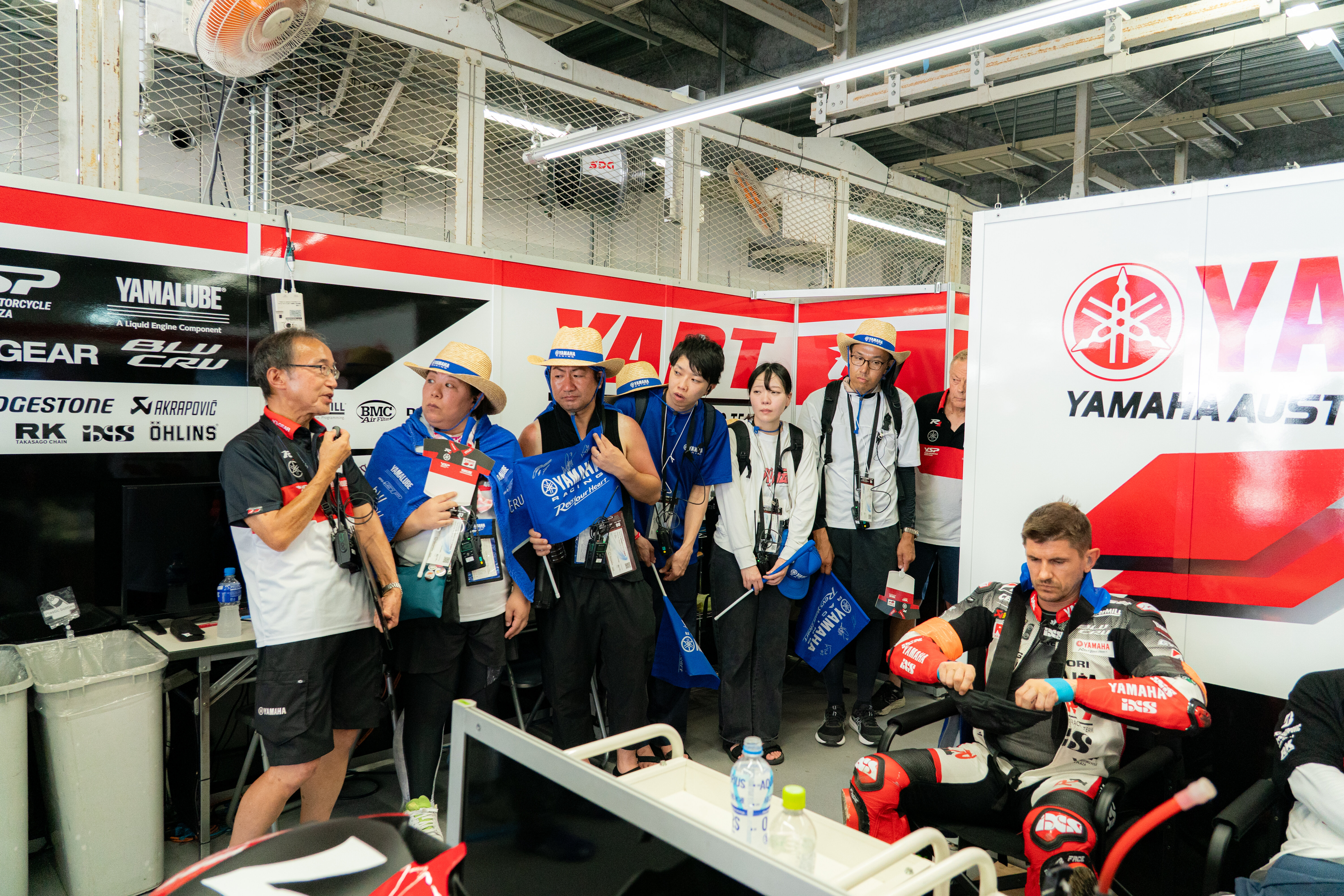 世界で活躍するヤマハのライダーが、コースインに向けて準備を進める姿を間近で見学することもできます。