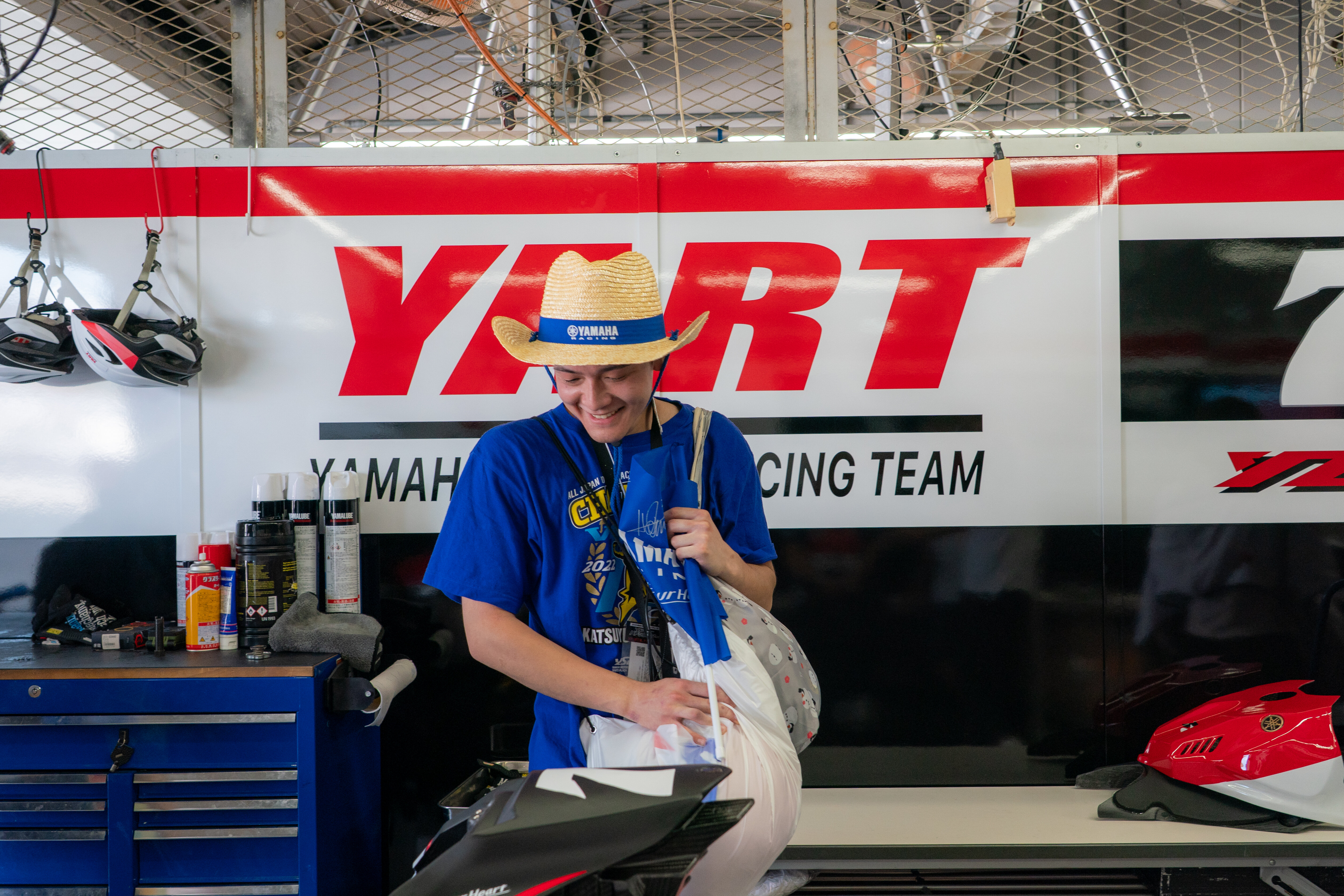 カウルやタンクが外されたレース参戦車両「YZF-R1」をこんなに間近で見る機会は滅多にないと、通り過ぎながら、ガッツリのぞき込む参加者の方も。