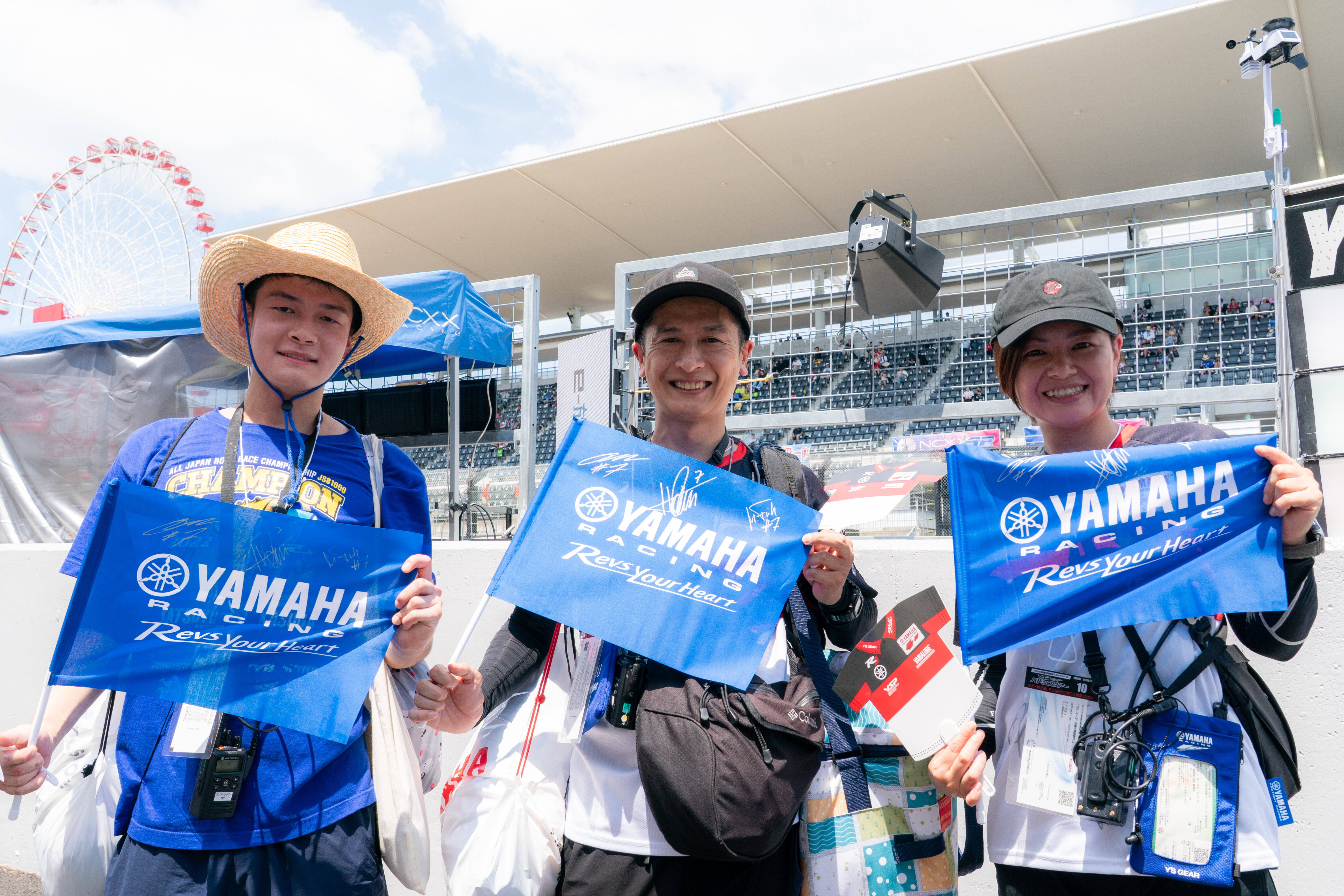 「普段のレースではライダーやマシンを見るくらいですが、その裏でレースを支えている人、関わっている人の存在を知ることができ、レースの見方が変わりそうです。私たちがバイクを購入することとレース活動とがつながっているというお話も伺えて、新しい気づきがたくさんありました」（左から、息子さんYZF-R1、お父さんYZF-R7、お母さんYZF-R3オーナーのYZF-Rファミリー）など、思い思いにお楽しみいただけたようです。
