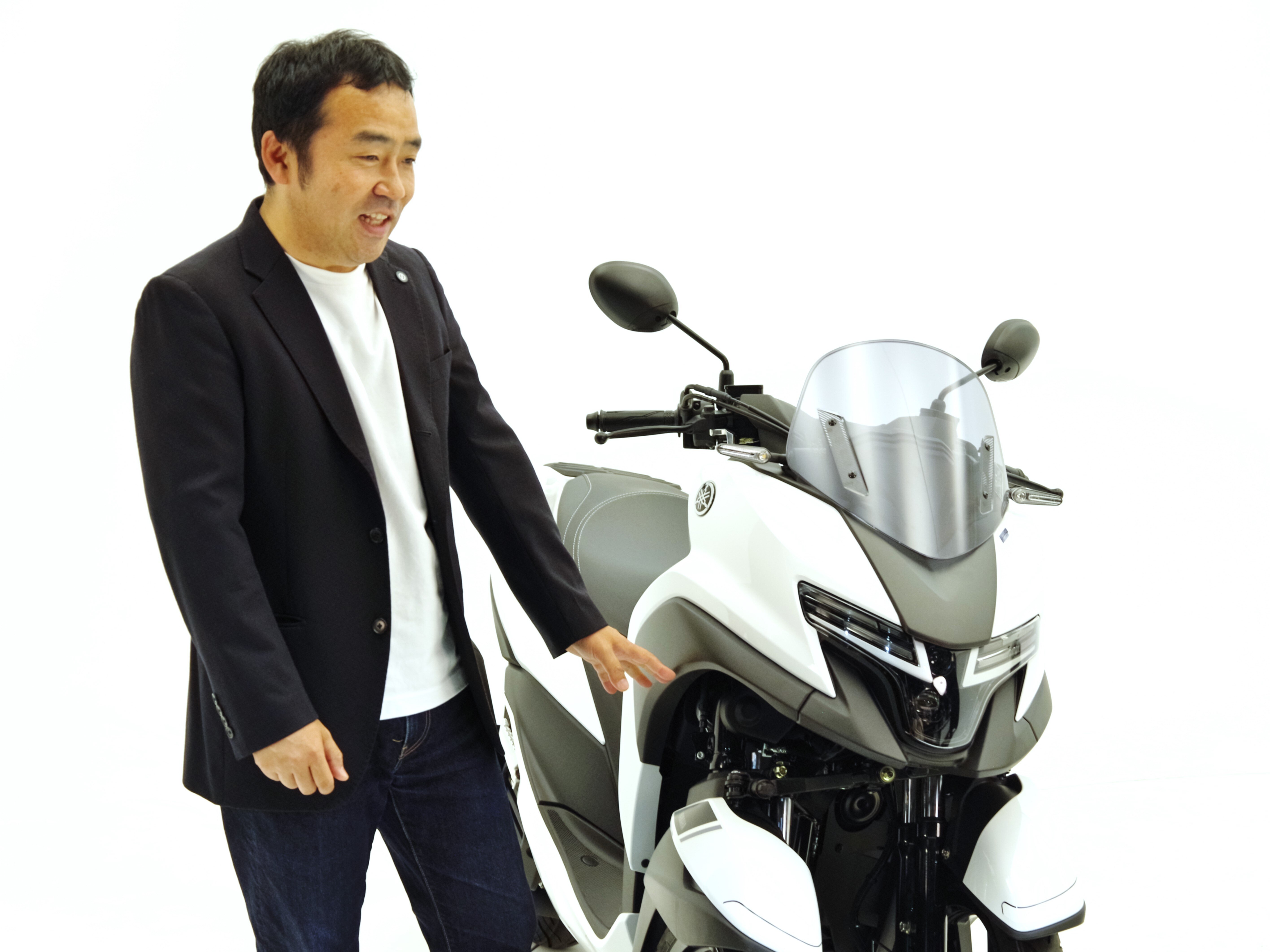 多々良さんが説明したクロスオーバーテイストを表現するために採用した手法の一つがフェンダーモールです。