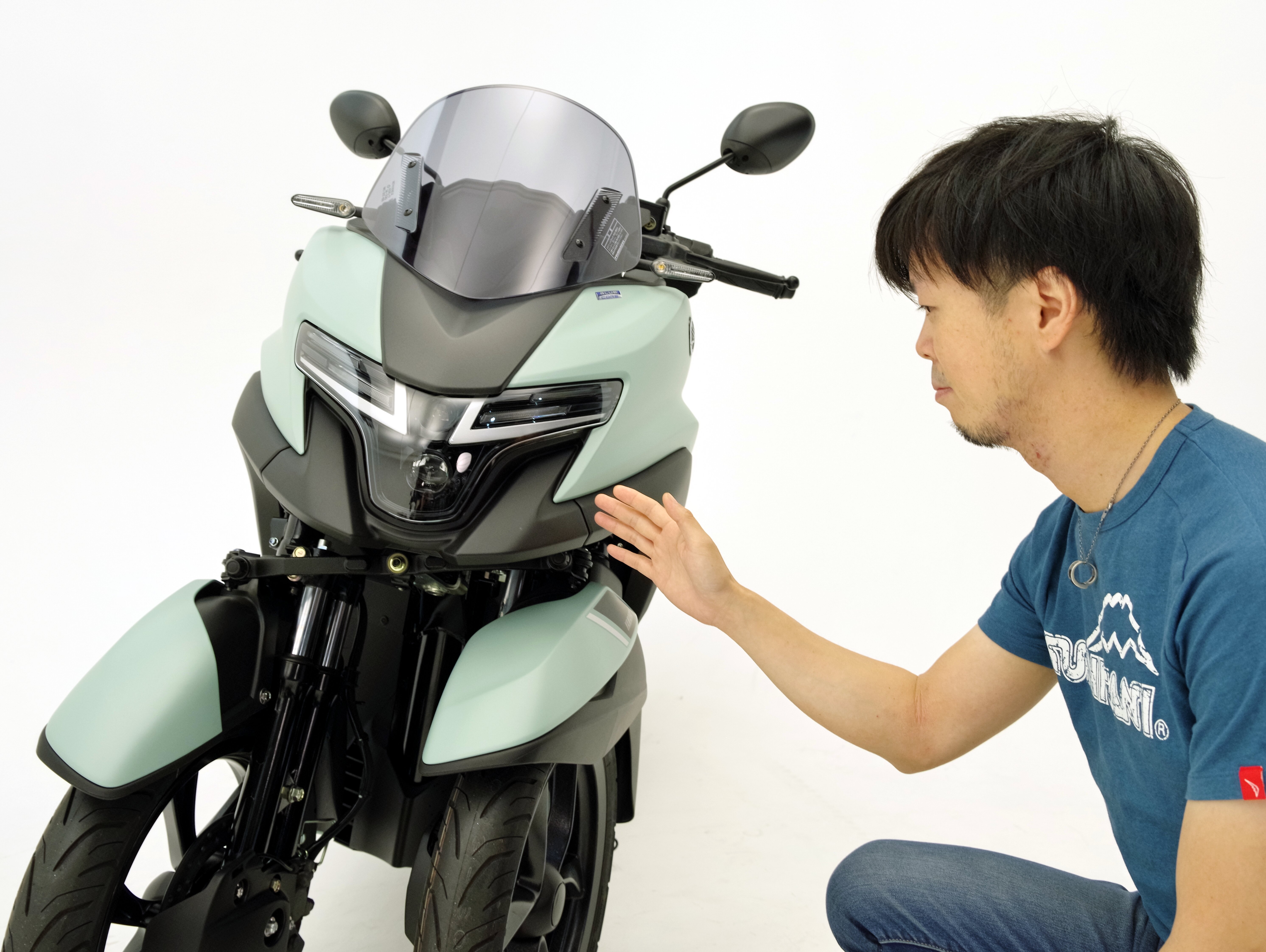 従来モデルのフロントフェイスは、ヘッドランプ形状のY字ラインが強調されて少し面が広い印象でしたが、2026年モデルはフロントフェイス自体を持ち上げることでより軽快さを実現できたので、それを狙ってデザイナーの太田さんに頑張ってもらいました。