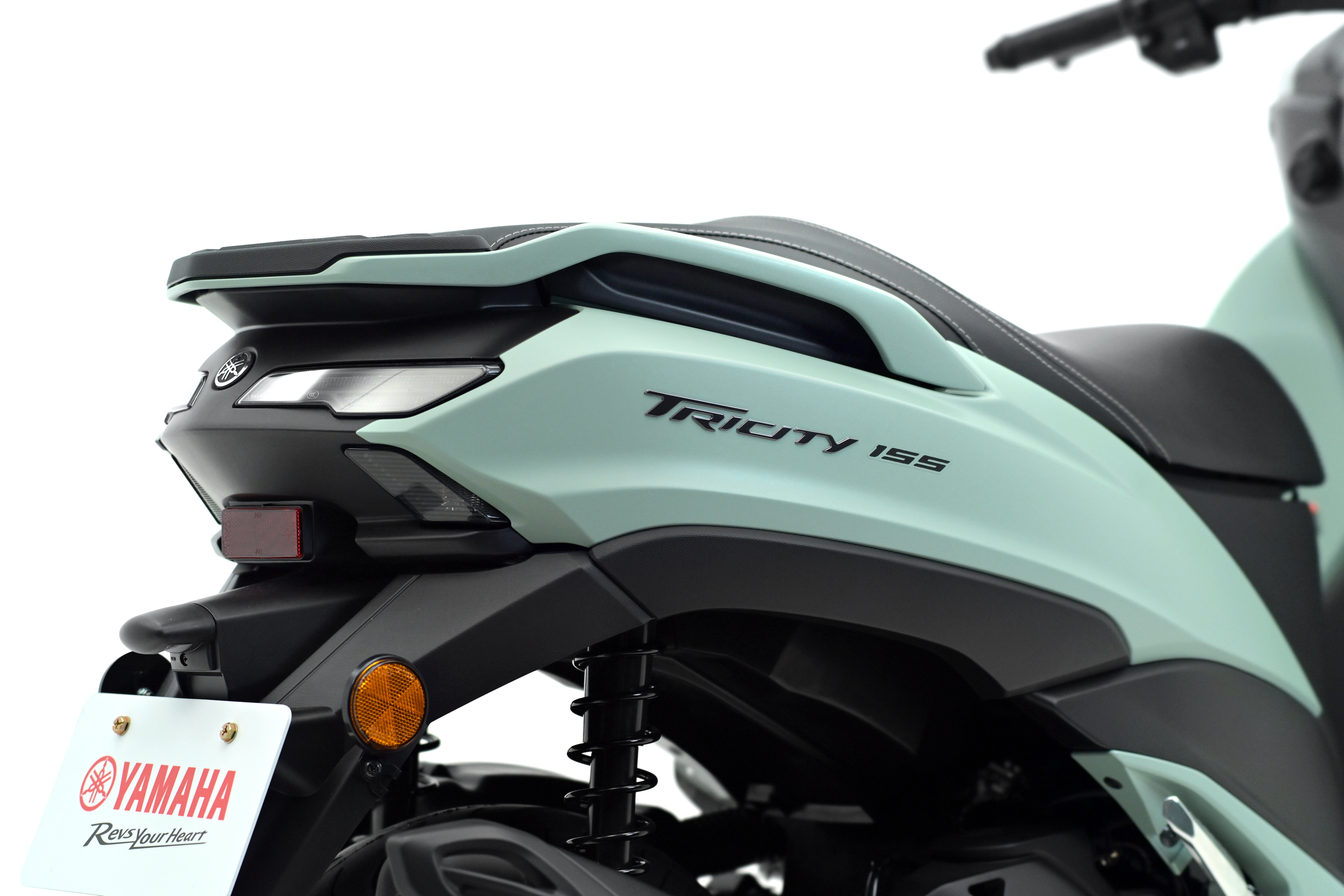 クロスオーバーモデルってプロテクターとボディ色のコントラストが特徴だと思っています。