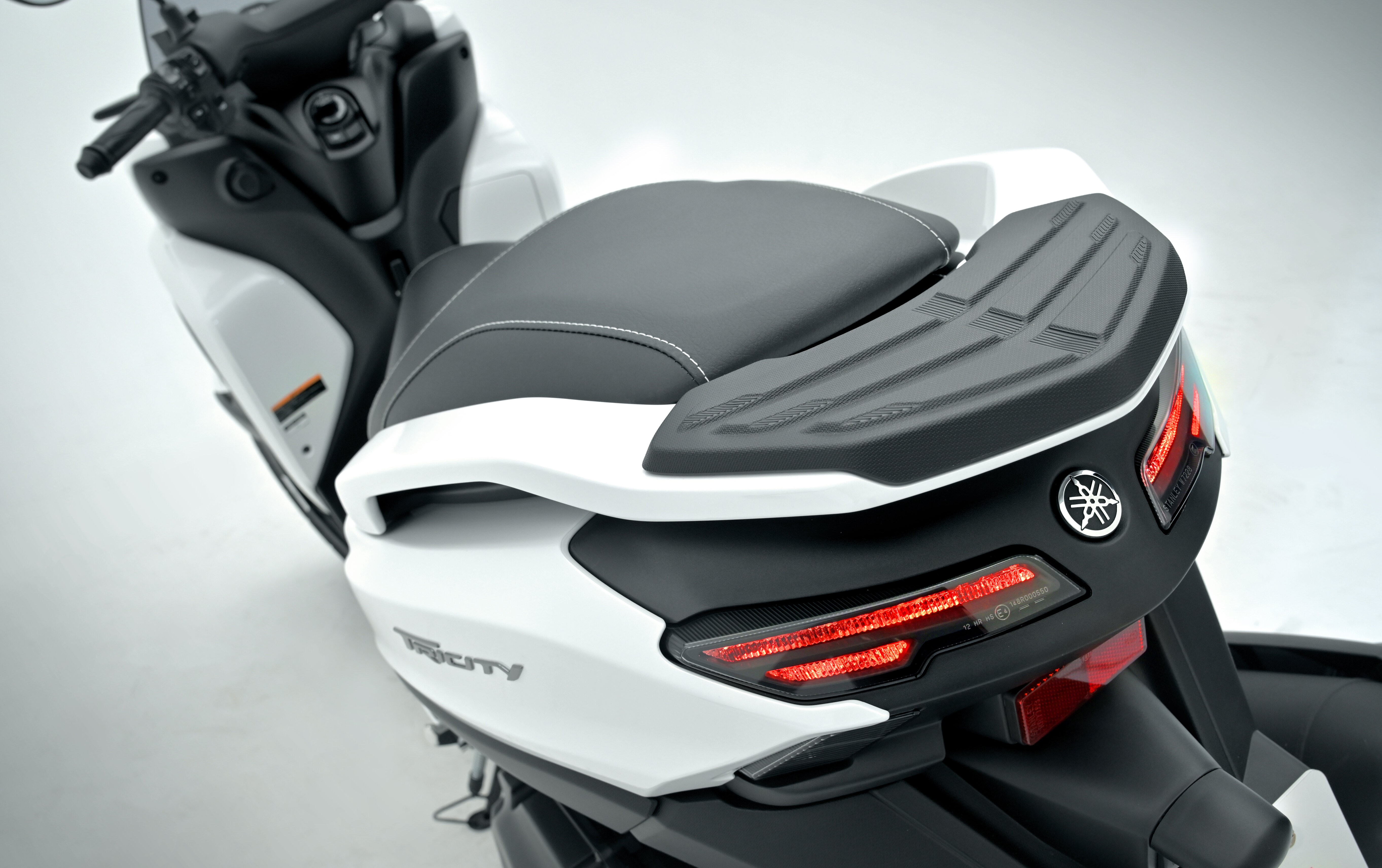 従来モデルはアシストグリップに穴を開け加工しないとトップケースを装着できませんでした。