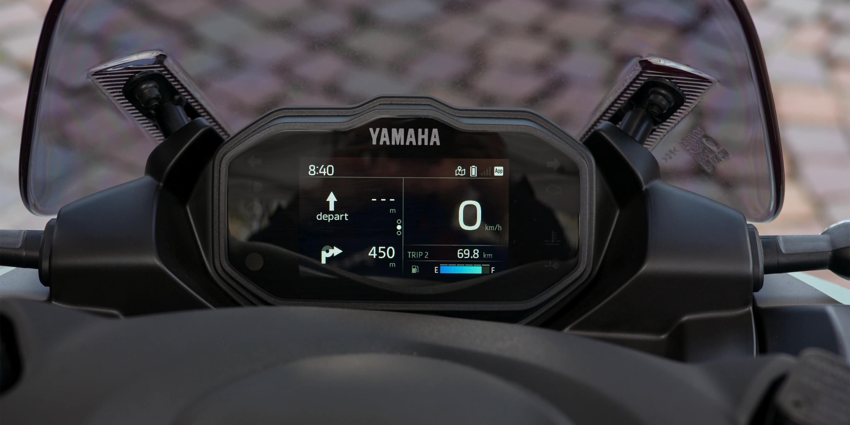 さらに、Y-ConnectアプリをインストールしたスマートフォンとBluetooth®で接続する「CCU（Communication Control Unit）」が新しくなり、ディスプレイ内に目的地までを矢印や距離などで表示してくれるTurn by Turnのナビゲーションが搭載されました。