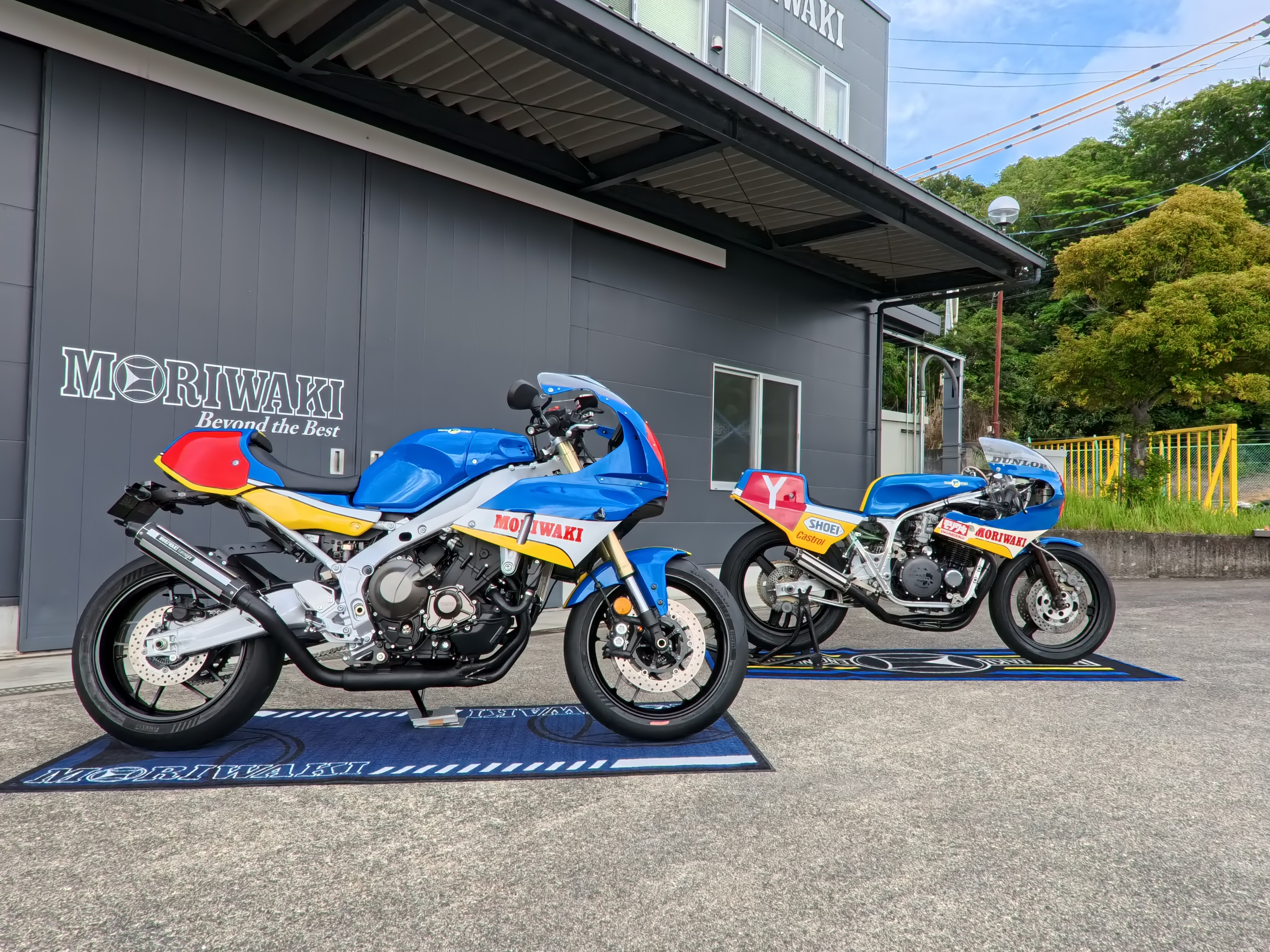 東京モーターサイクルショーでは、フォーサイトマフラーを装着して走り、1984年に全日本ロードレース選手権のTT-F1クラスで初代チャンピオンを獲得したモリワキのコンプリートマシン「ZERO-X7」、そしてZERO-X7と同じカラーリングとフォーサイトマフラーをまとったXSR900 GPの2台が並んで展示され、ファンを熱狂させました。