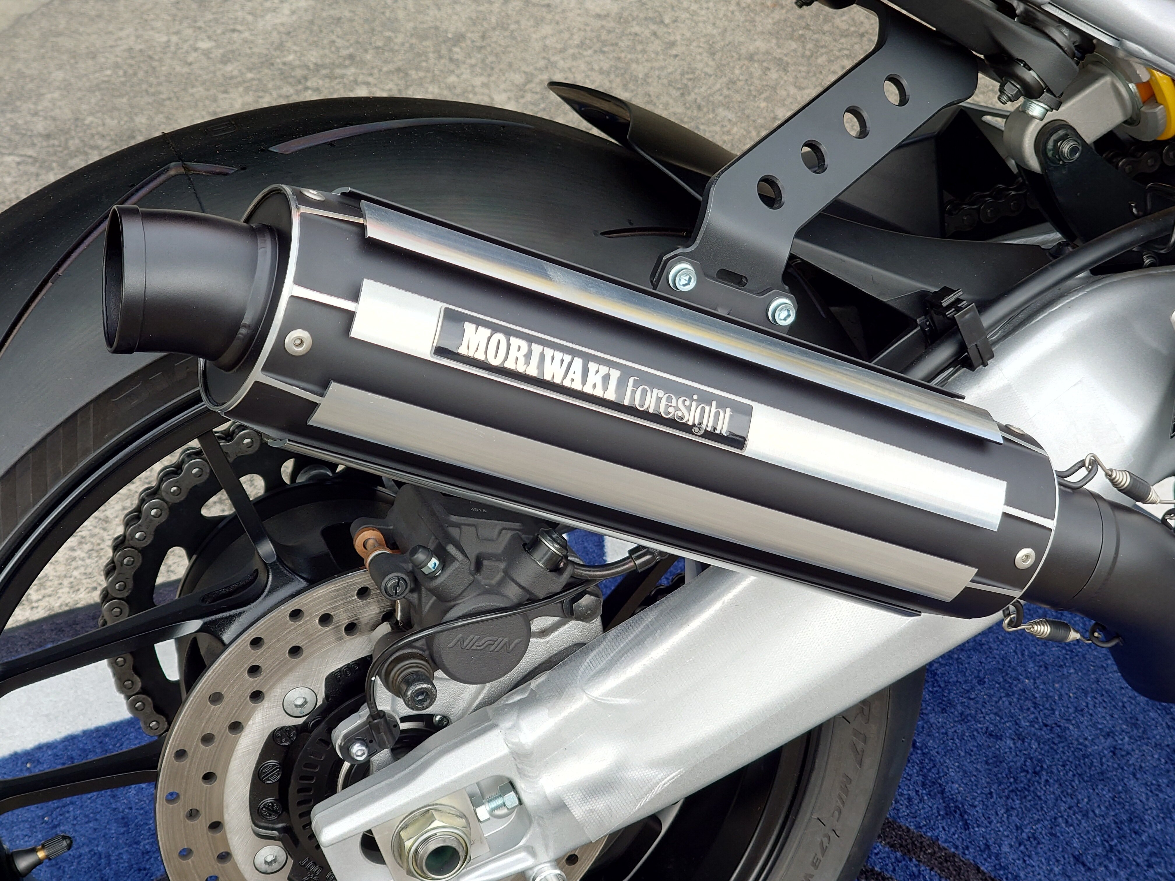 ちなみに「XSR900 GP FORESIGHT Full Exhaust」のサイレンサーに取り付けられているプレートのモリワキロゴは、先代のロゴをトレースし完全再現したもの。