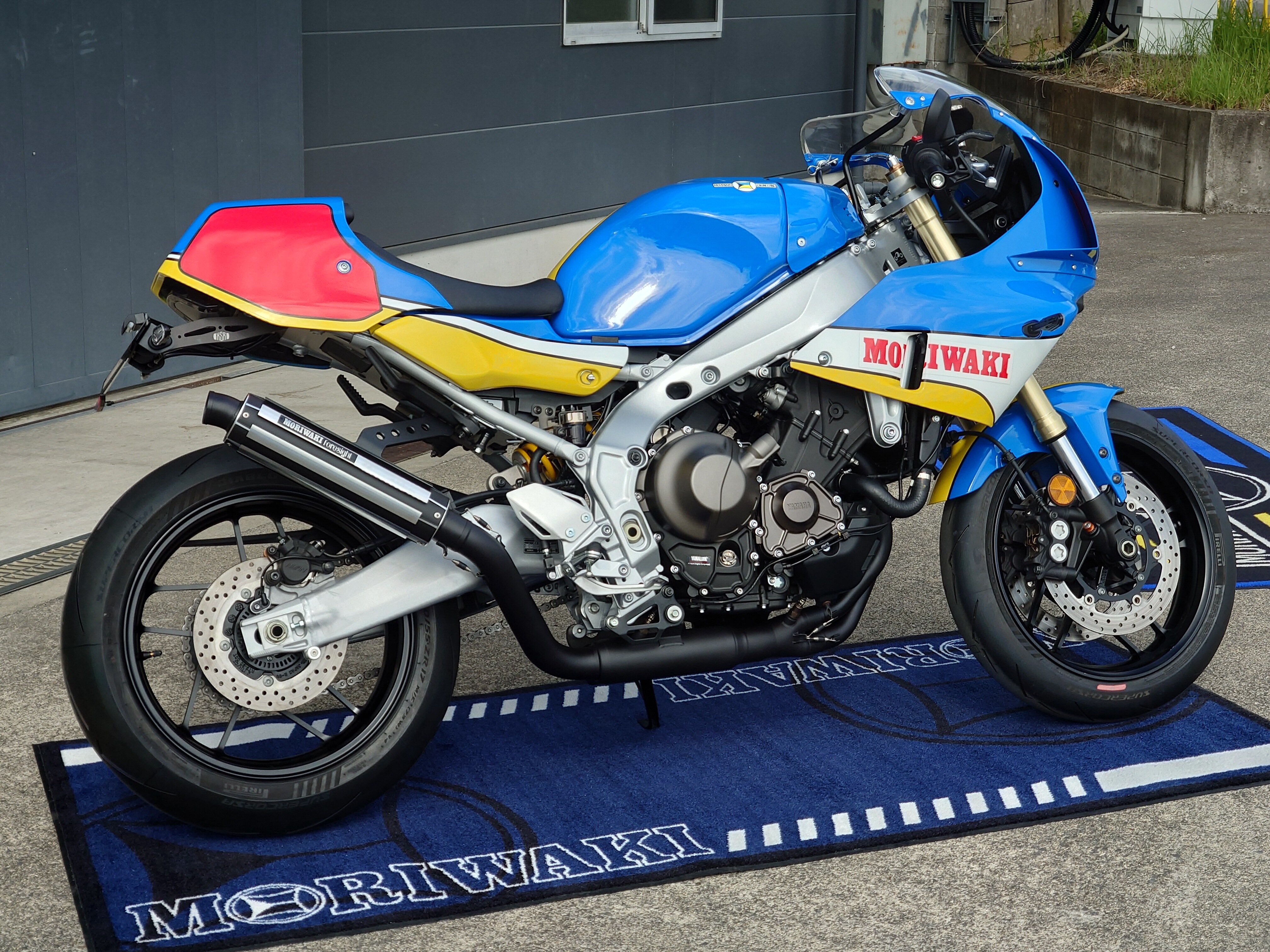「ヤマハのバイクは、どのモデルにも、デザインと性能のせめぎ合いみたいなものを感じますね。特に、フレームの鋳造技術が素晴らしいですし、細かな部品のひとつひとつも美しい。私たちモリワキはものづくりのメーカーなので、そういった工業製品としての美しさには非常に心揺さぶられるものがありました。今回のフォーサイトマフラー復活プロジェクトでは、XSR900 GPの美しさと性能をさらに引き出せる製品が生み出せたのではないかと考えています」