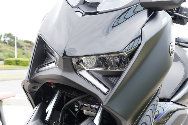 スクーターでありながらスポーツバイクを彷彿とさせるシャープな造形