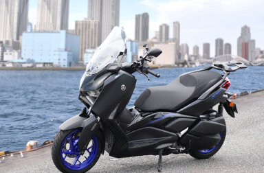 スタイリッシュなフォルムからは想像できないほど収納力自慢のXMAX！ お得に購入できるツーリングサポートキャンペーンも好評開催中。