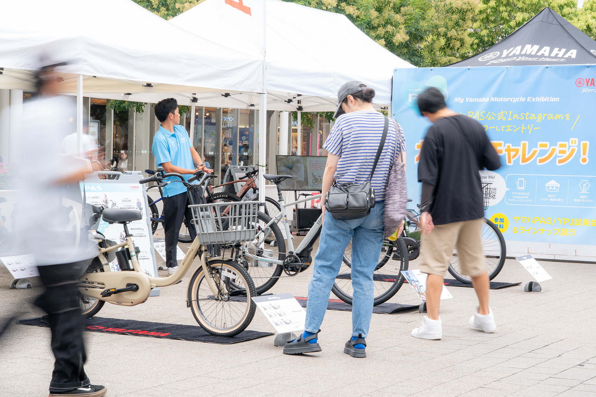 「バイク、カッコいいね」とか「こういうスポーツ自転車にも電動アシストがついているんだ」とか「この色、良いね」などと言いながら、会場前を通り過ぎて行く方もちらほら。