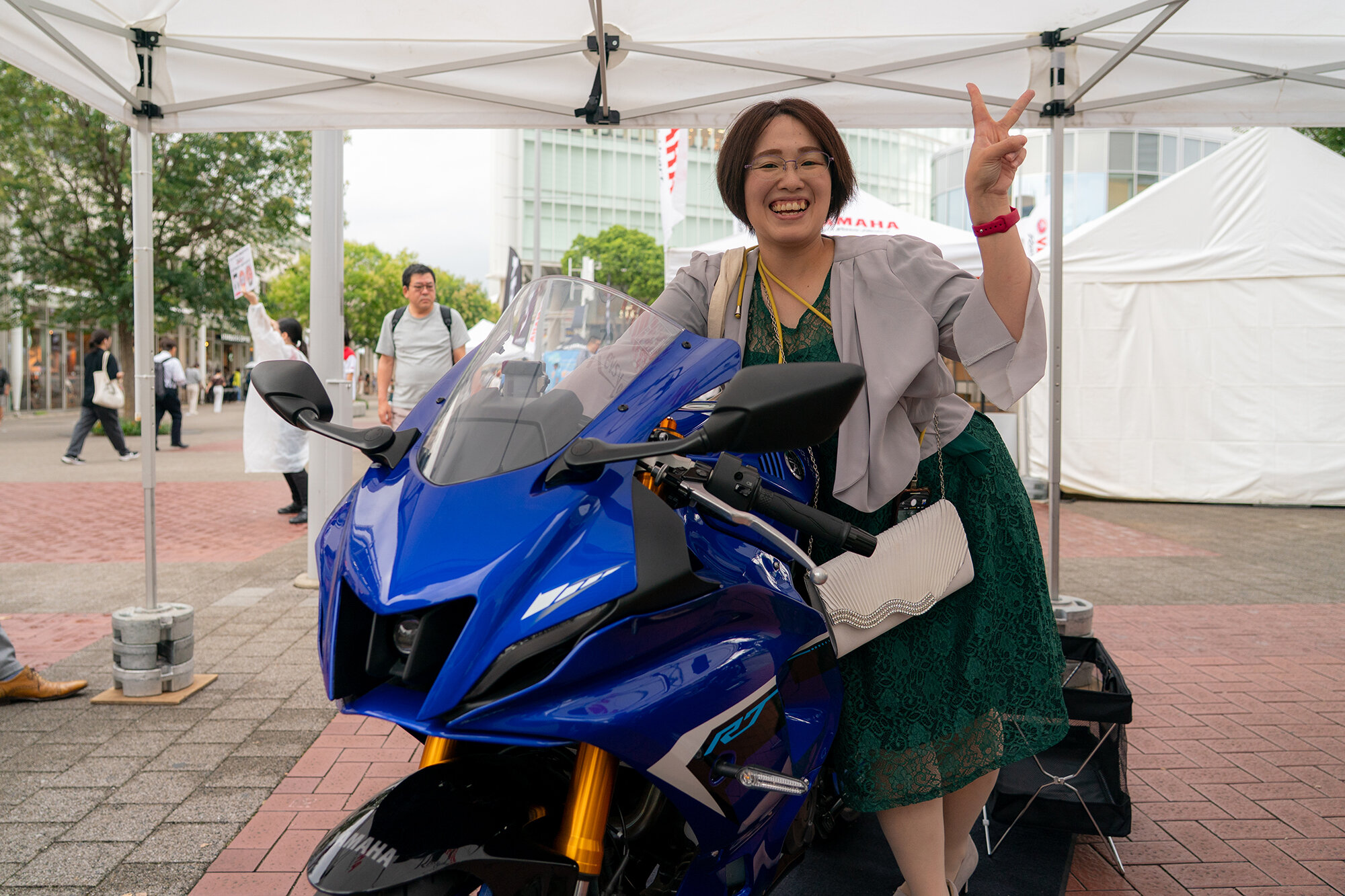 SNSでイベント情報を目にし、近くで用事があることから、早めに家を出て立ち寄ってくださった、シアンカラーの「YZF-R25」オーナーさんも。