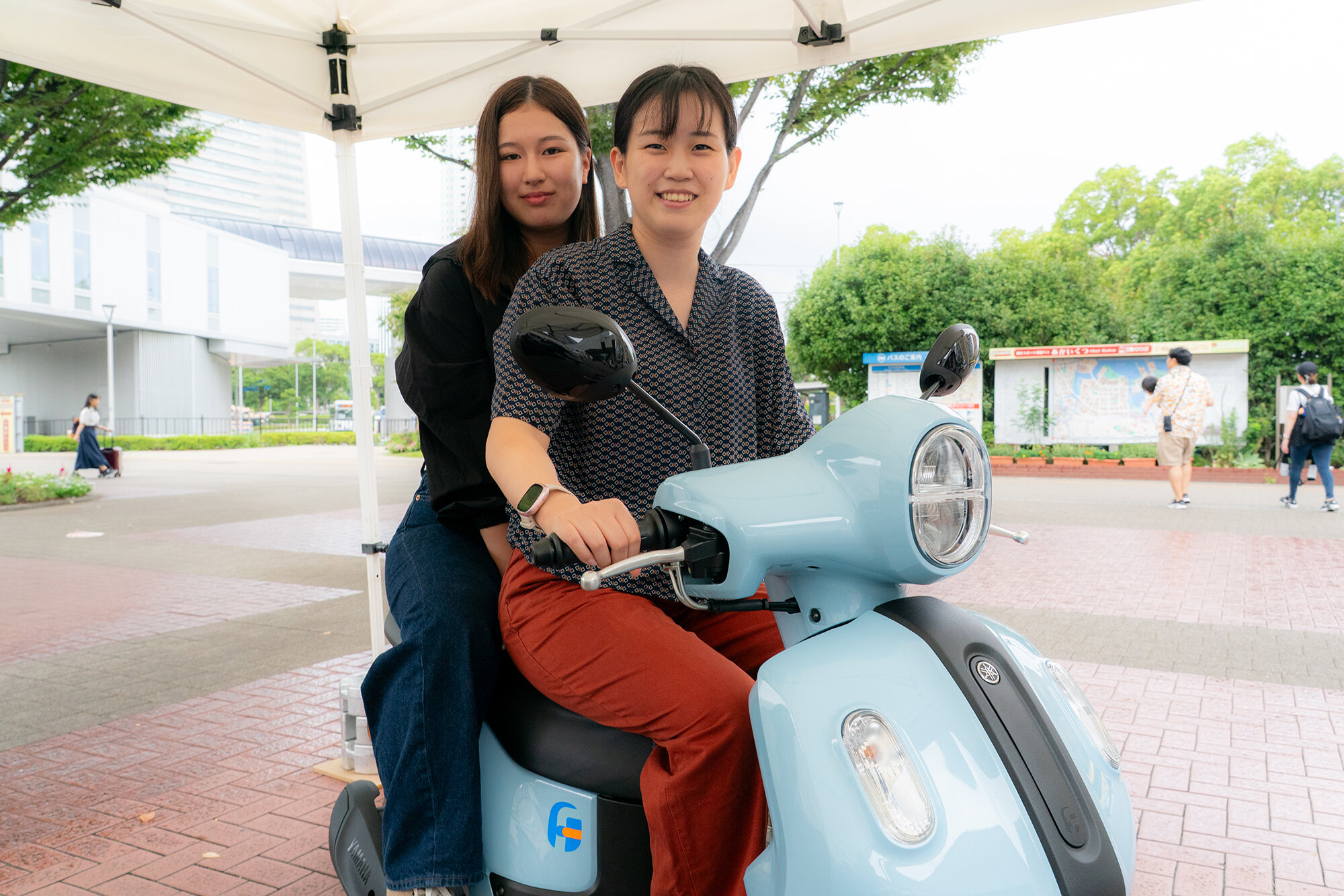 この春の東京モーターサイクルショーにFazzioが展示されていたという情報を目にし、Fazzioに乗りたくて、つい先頃二輪免許を取得したという方（右）。