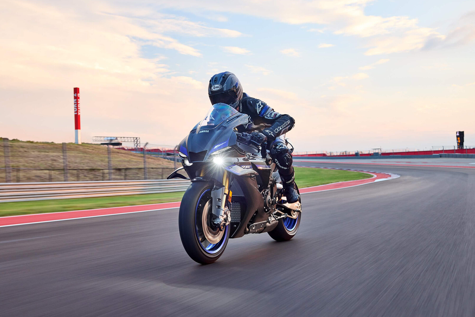 そもそもクイックシフターってYZF-R1から導入されたことからも分かる通りレース活動から生まれた機能なんです。