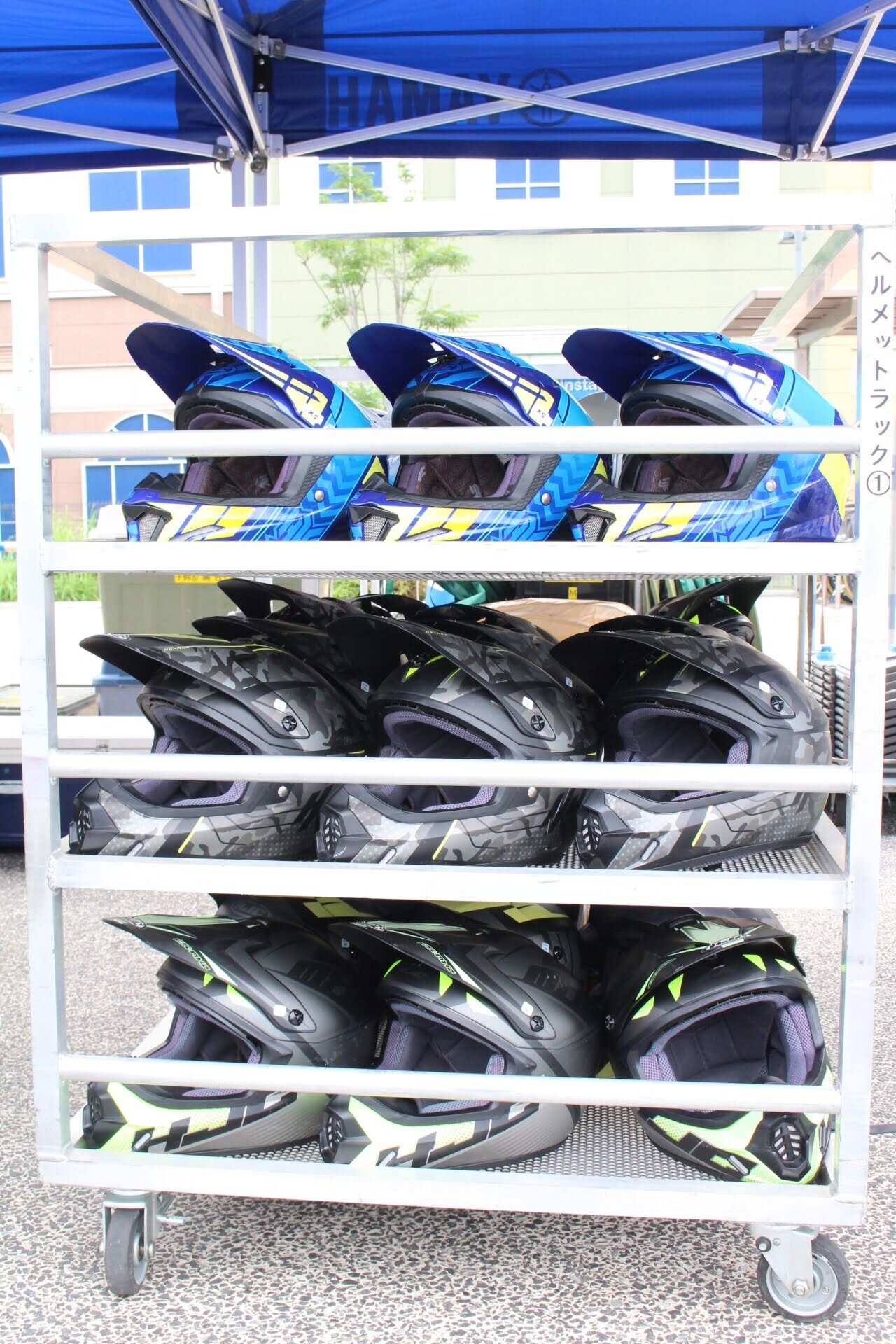 会場につくと......