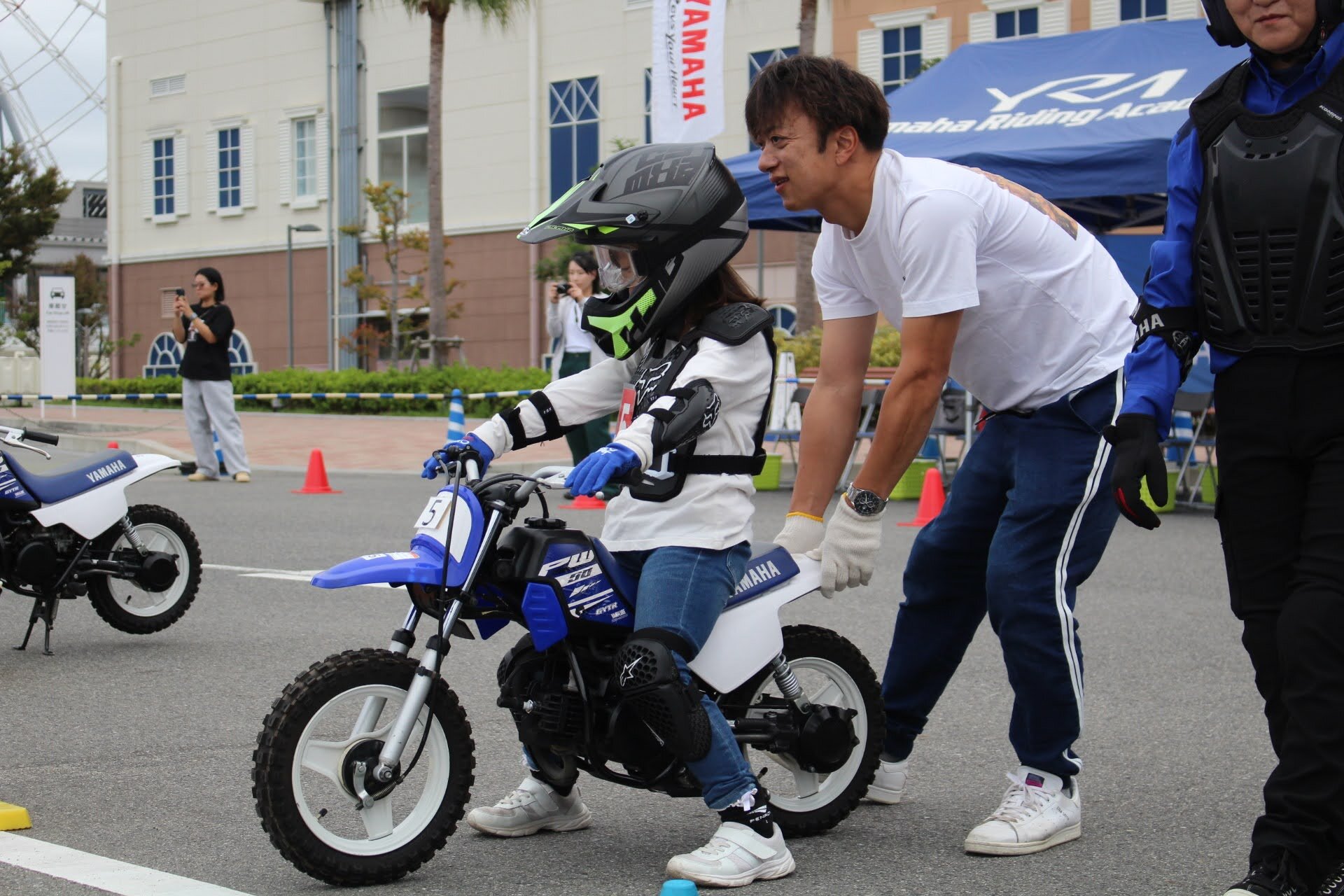 ブレーキの操作は自転車と同じだけれど、右手についているスロットル（アクセル）を回すとバイクが動く......というのは息子も私も経験したことがないので、実は二人ともおっかなびっくり。