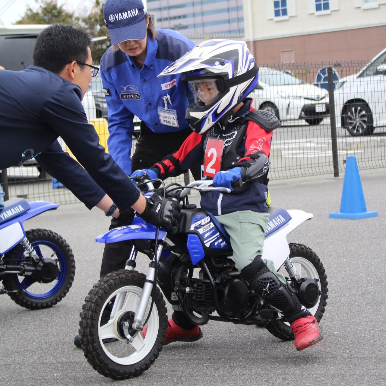 メインスイッチを入れてから、キックペダルを踏み込んでエンジンをかけます。思いっきりふみこむと、エンジンが動き始めました。