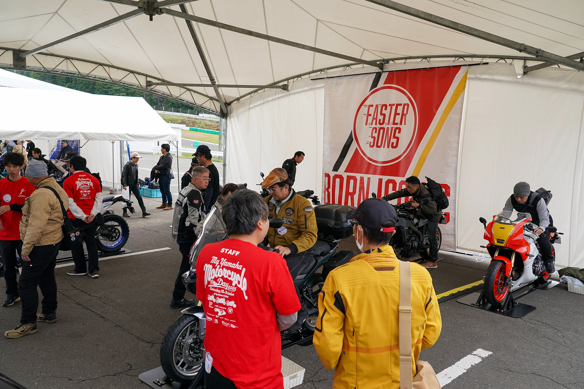 納得の行くまで気になるモデルをじっくり見て、またがって、ライディングポジションなどの感触を確かめていただきました。