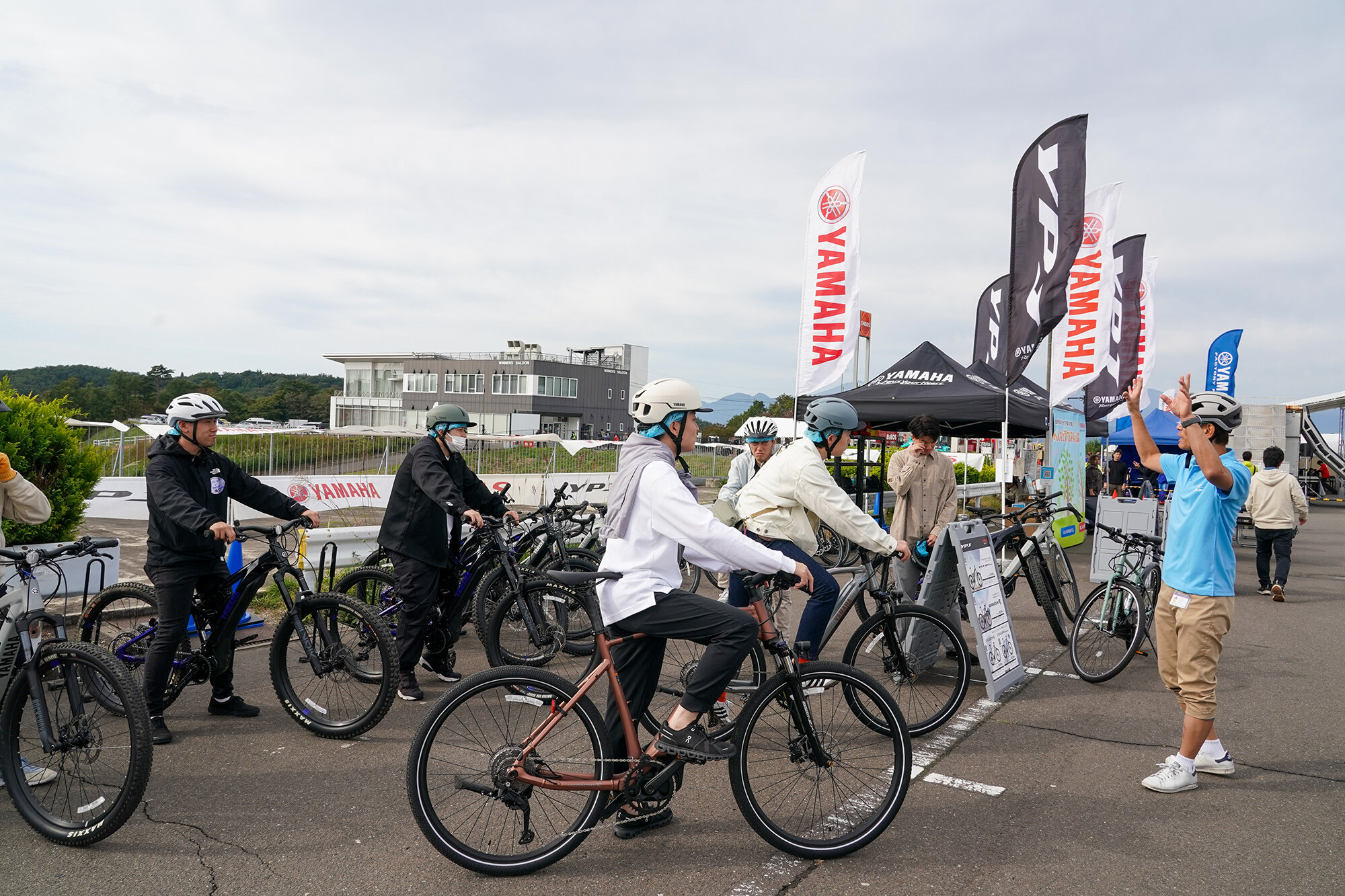 サイクリングガイドのアテンドの下、会場内にある結構な勾配が点在する外周路へ、プチ・ツーリング。
