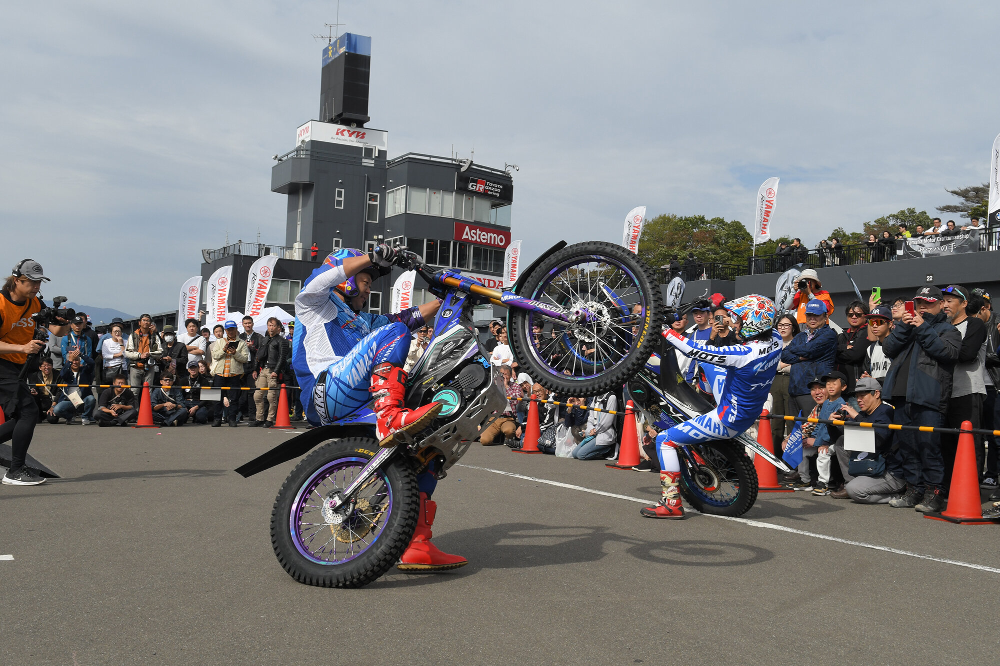 今回も芸人さん顔負けのキレッキレのトークで会場を沸かせる黒山 健一選手と野崎 史高選手が、電動トライアルバイク「TY-E」を使ってバイクでそんな走りができちゃうの!?