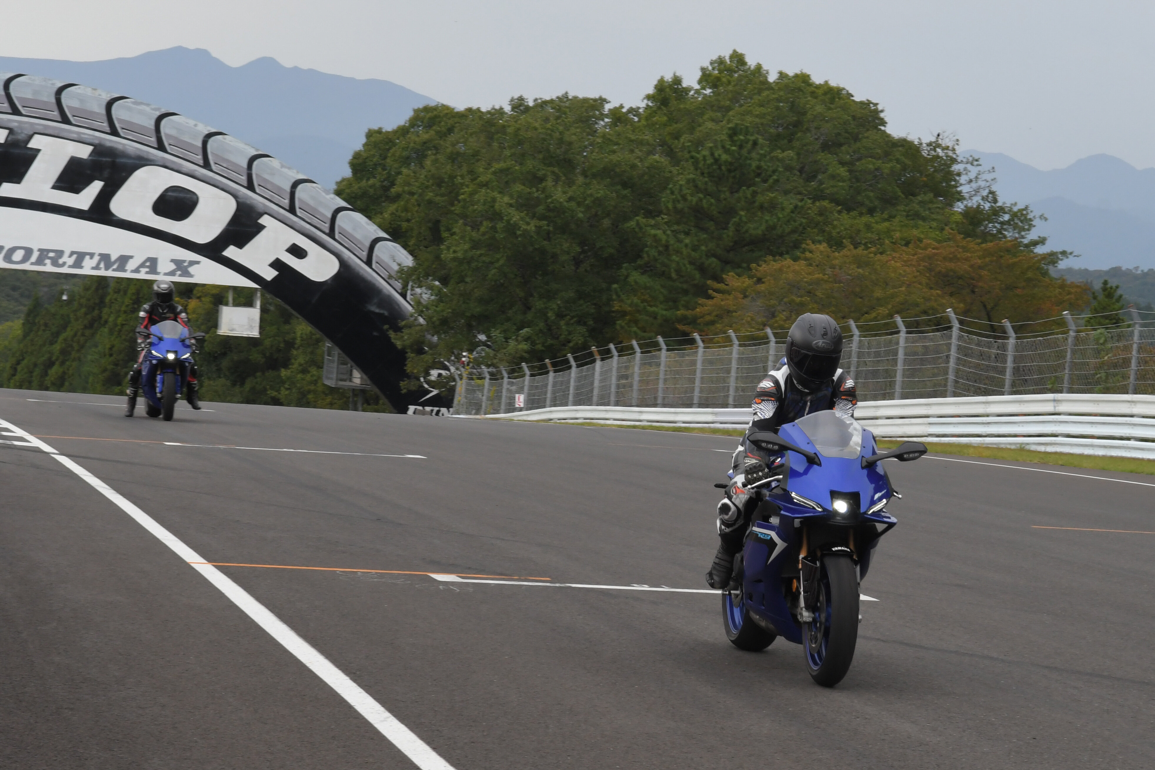 また、開発メンバーがモデルの特徴・魅力をみなさんにお伝えするにあたっては、サーキットという場所柄を積極的にフル活用。