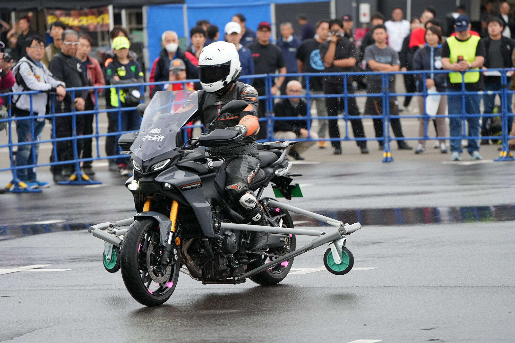 デモンストレーション走行を通じて、マシンの挙動や搭載技術の効果など