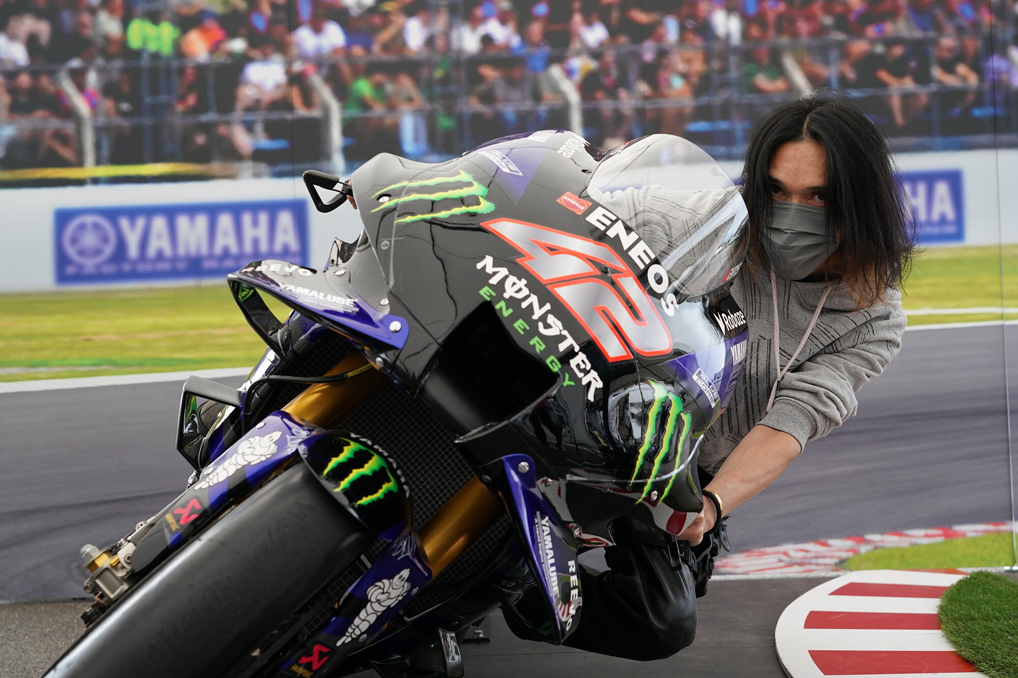 MotoGPマシン「YZR-M1」のバンク体験や