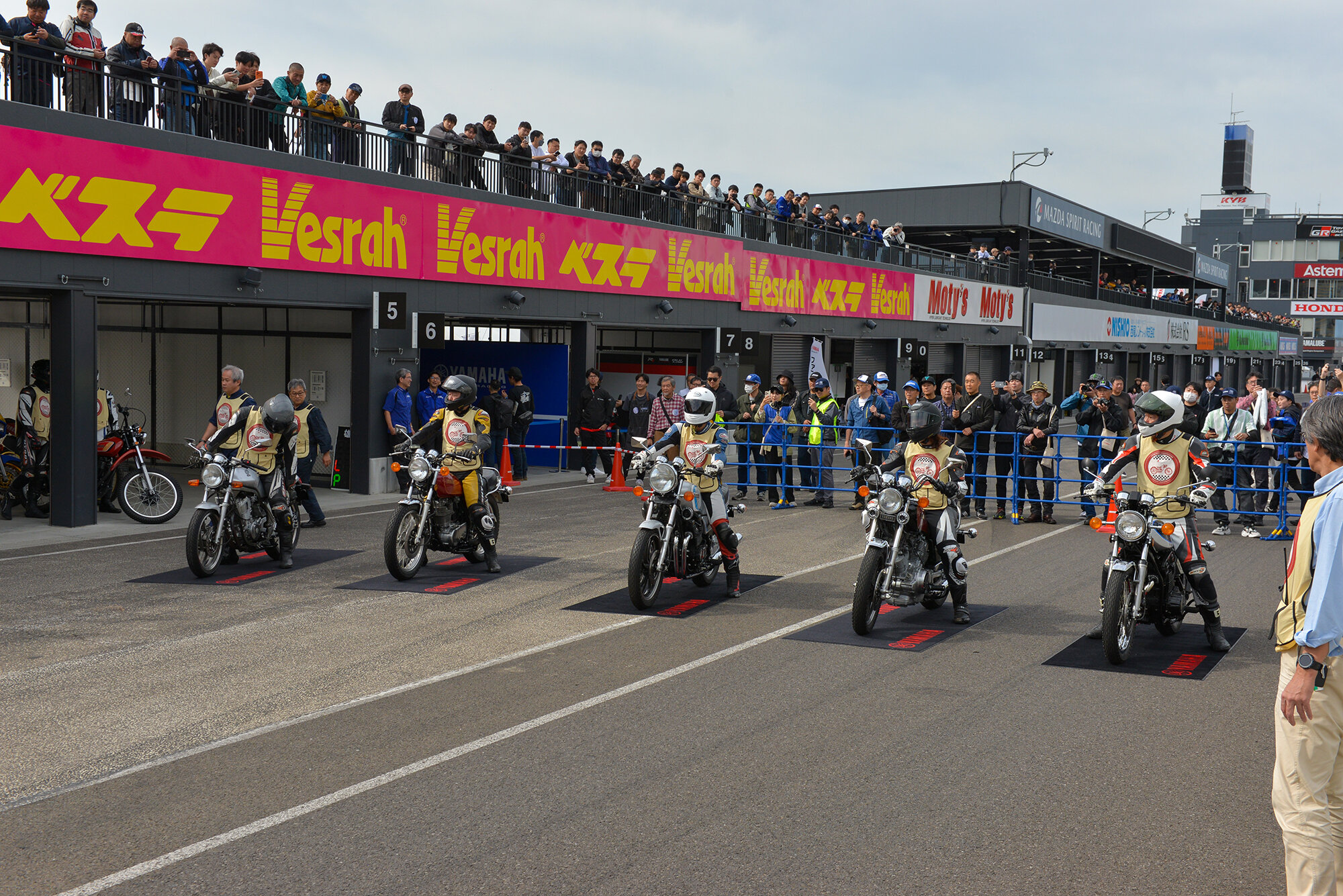 それを確認するために、定期的に走行させて状態をチェックする活動が「歴史車両走行会」であり、コミュニケーションプラザ開館の翌年1999年から開催しています。