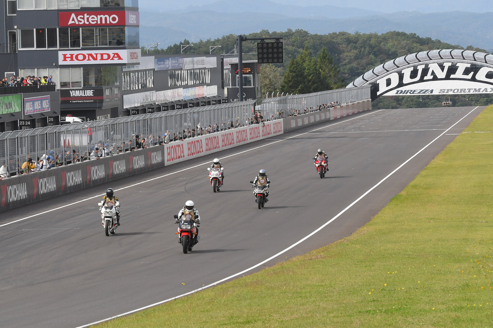 そして、排気量の大きいモデルはインターナショナルレーシングコースにて