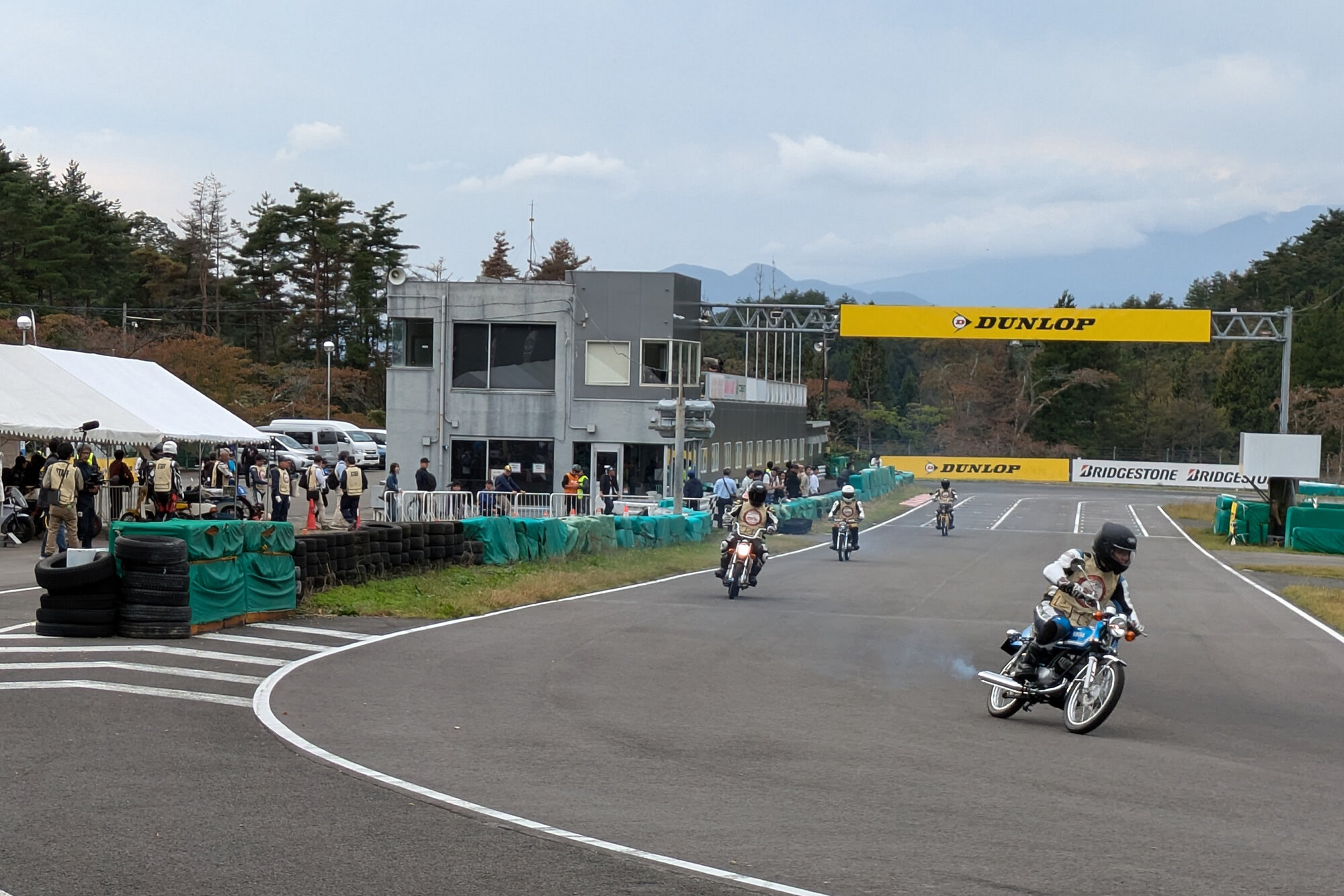 小さいモデルはカートコースにてデモンストレーション走行を行いました。