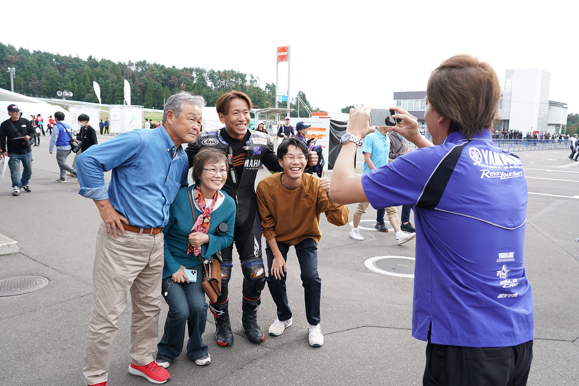 真剣勝負の張り詰めたレース会場とは異なり
