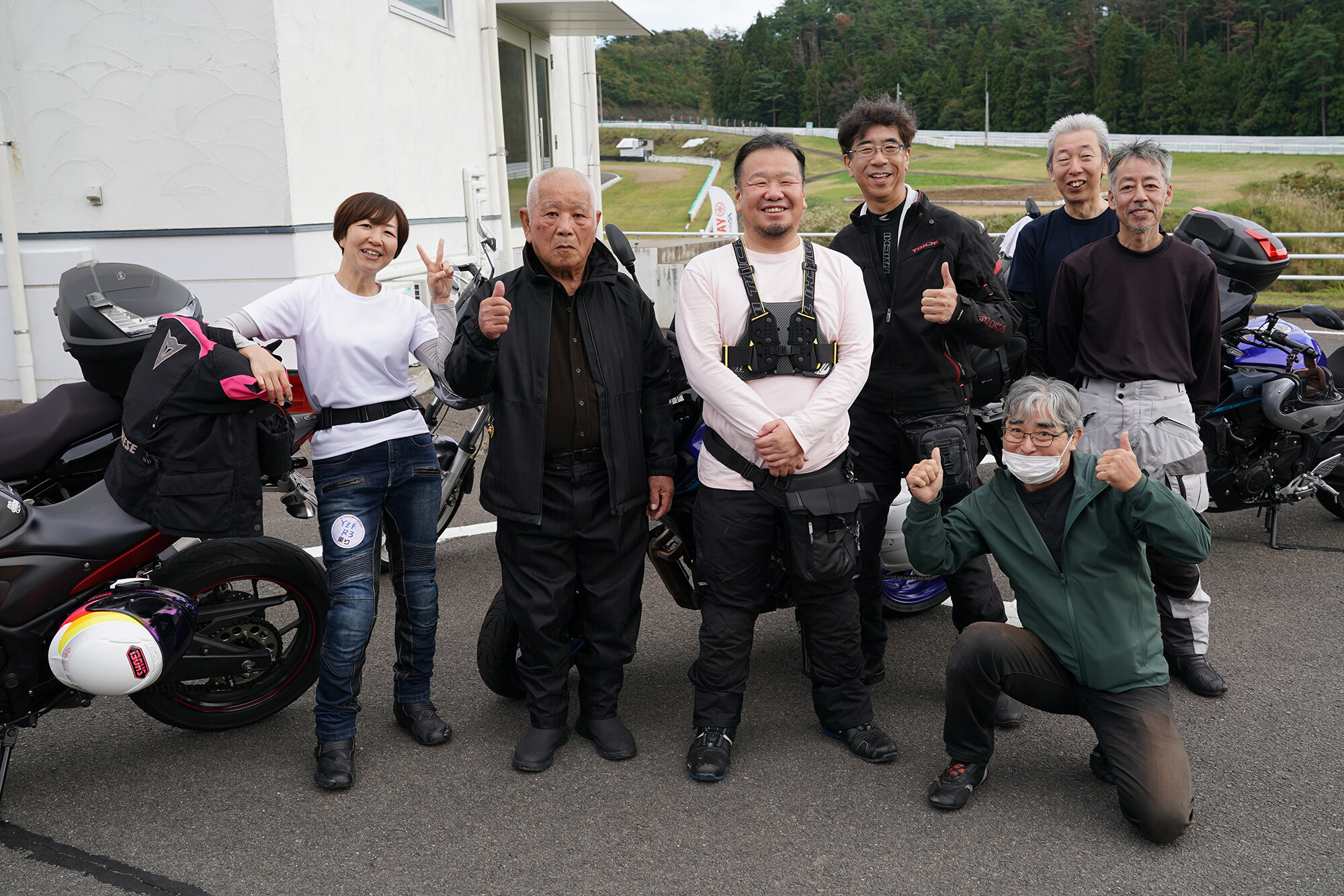 バイクショップの仲間のみなさんと一緒にご来場です。
