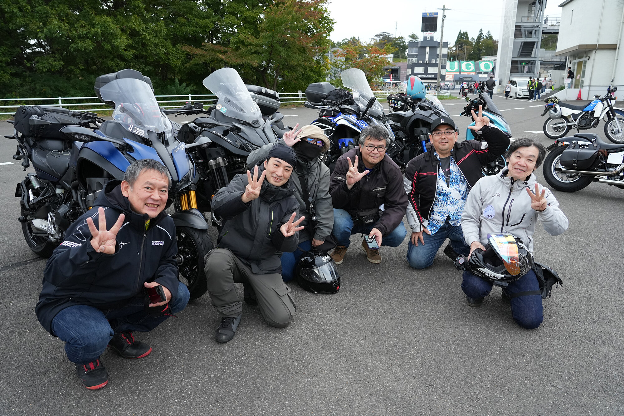 ピースではなく、「スリー」のポーズを決めてくださっているNIKENオーナーのみなさん