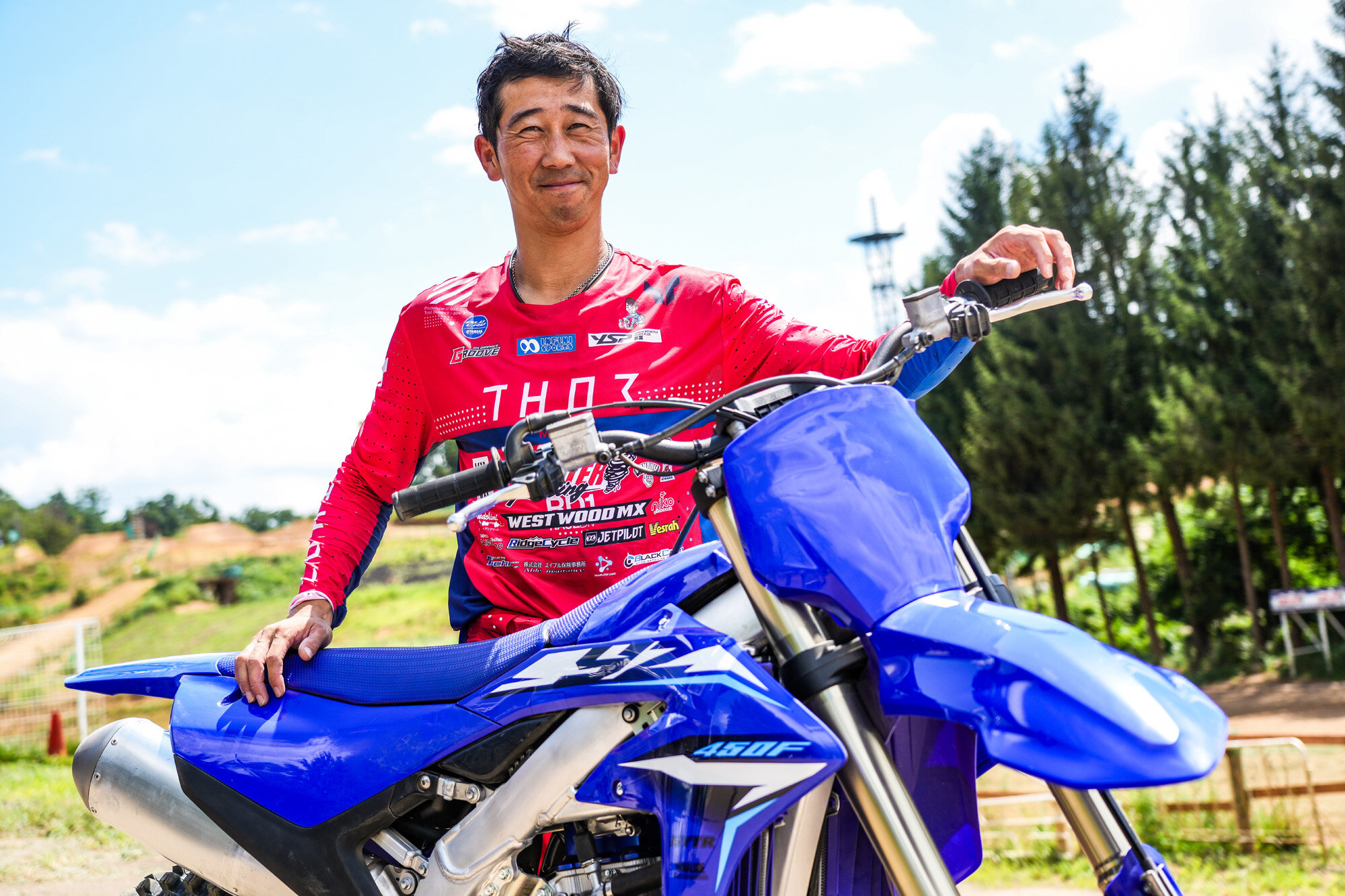 まずは、元ヤマハの契約ライダーとして全日本モトクロス選手権に参戦し、現在もJNCCなどで活躍している渡辺学さん。