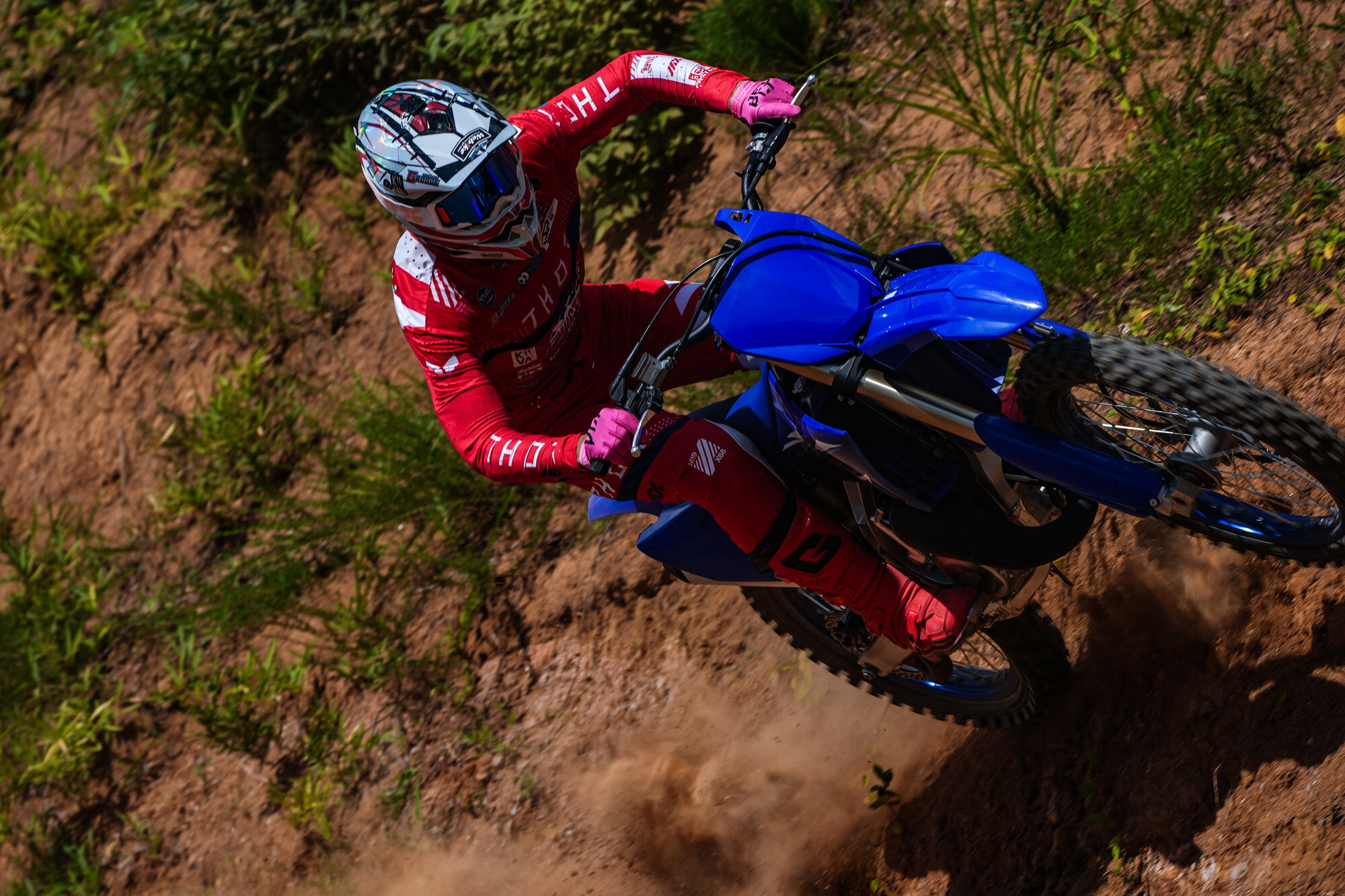 でも、新しいYZ125は開け始めからキレイに回ってくれて、路面を掴んでグッと出る感じがすごい。