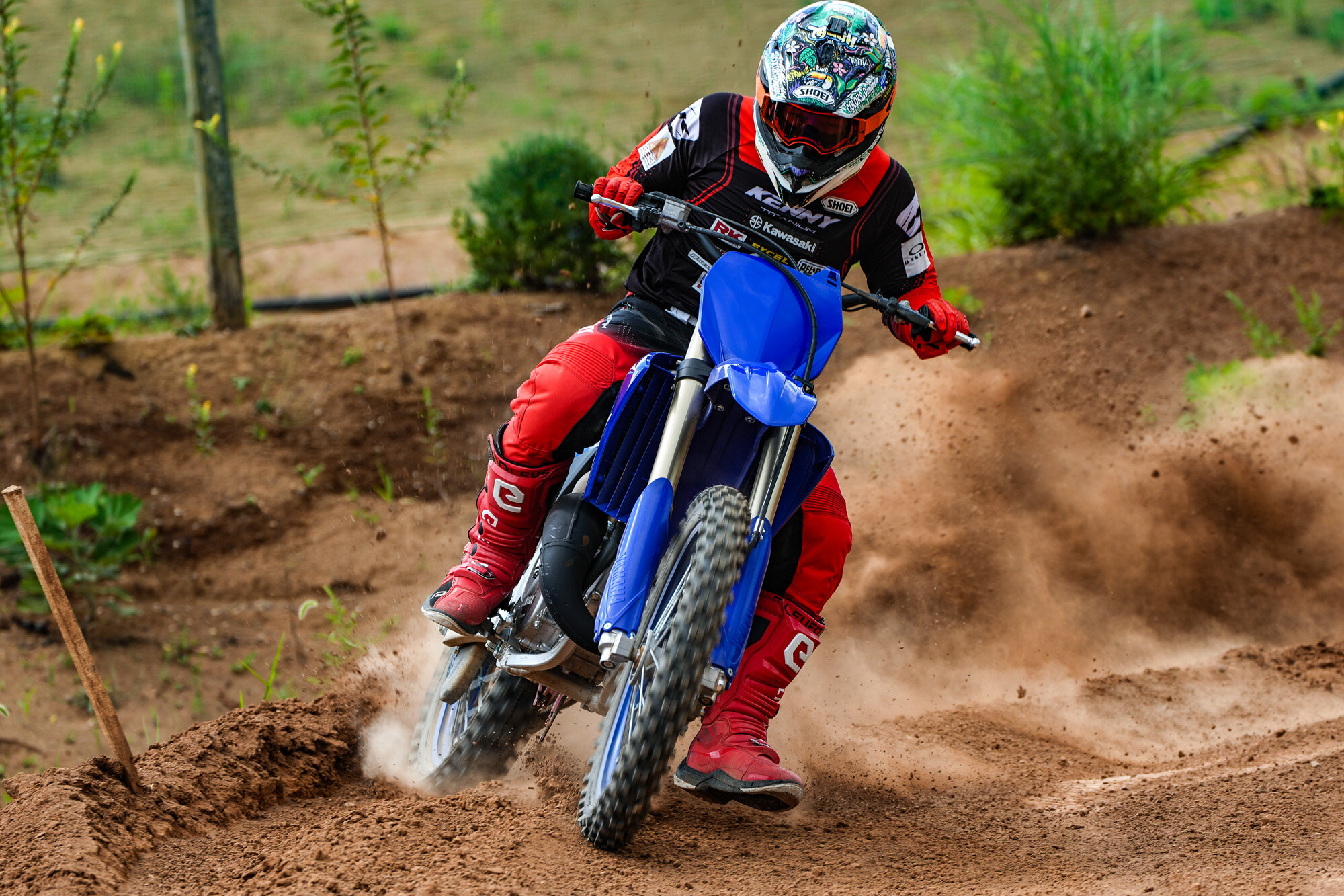 2025年モデルとの比較で言うと、現行はパワーバンドに入るまでにボコつく感じがあり、正直、コントローラブルではありませんでした。