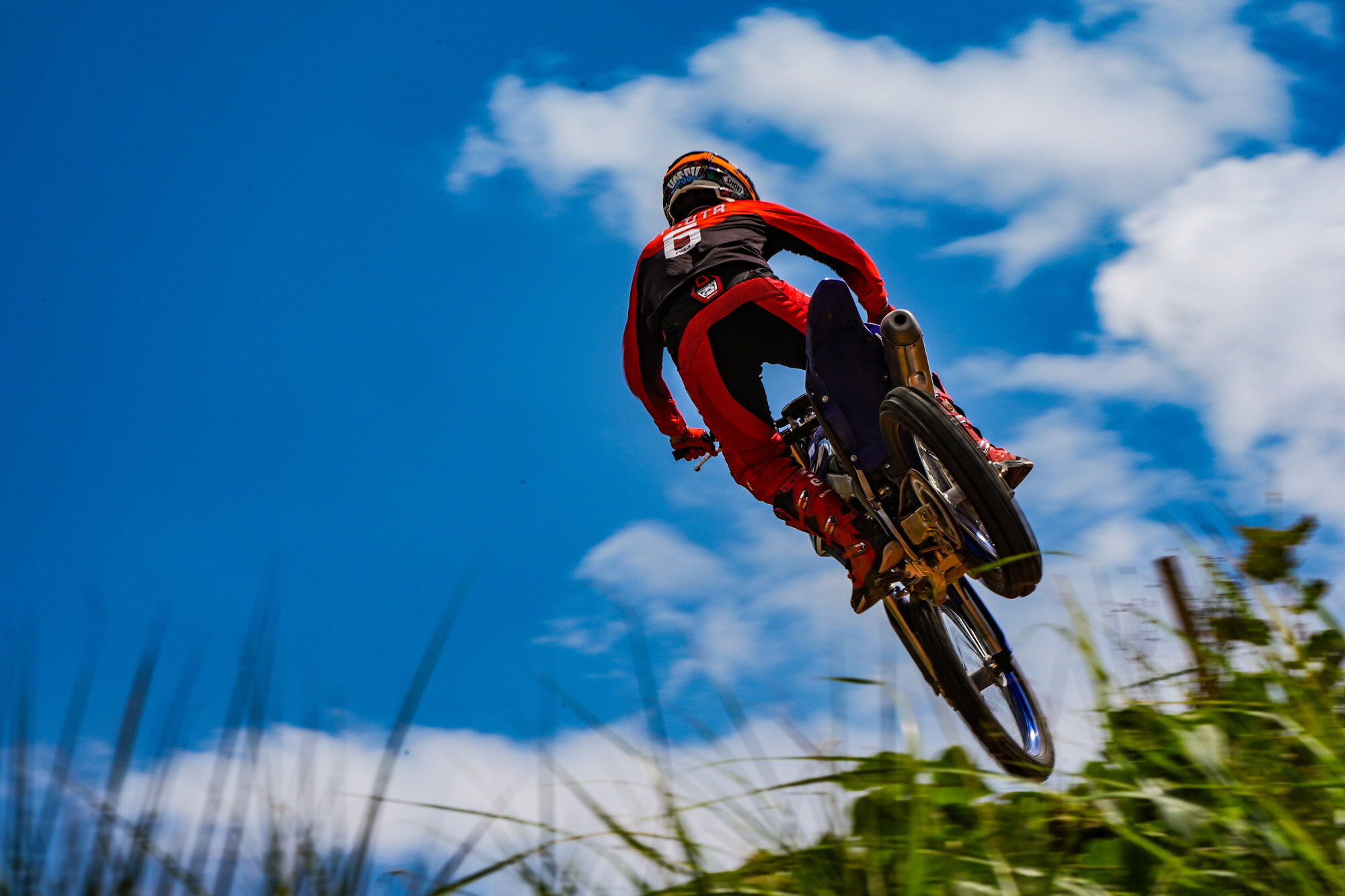 450は十分すぎるほどにパワーがあるバイクで、それを持て余して制御できずライダーは苦労してきました。