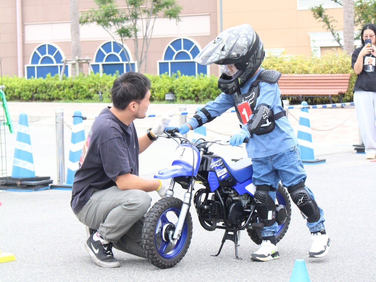 生まれて初めて出会ったバイクと、みるみる仲良くなっていく子どもたち。
