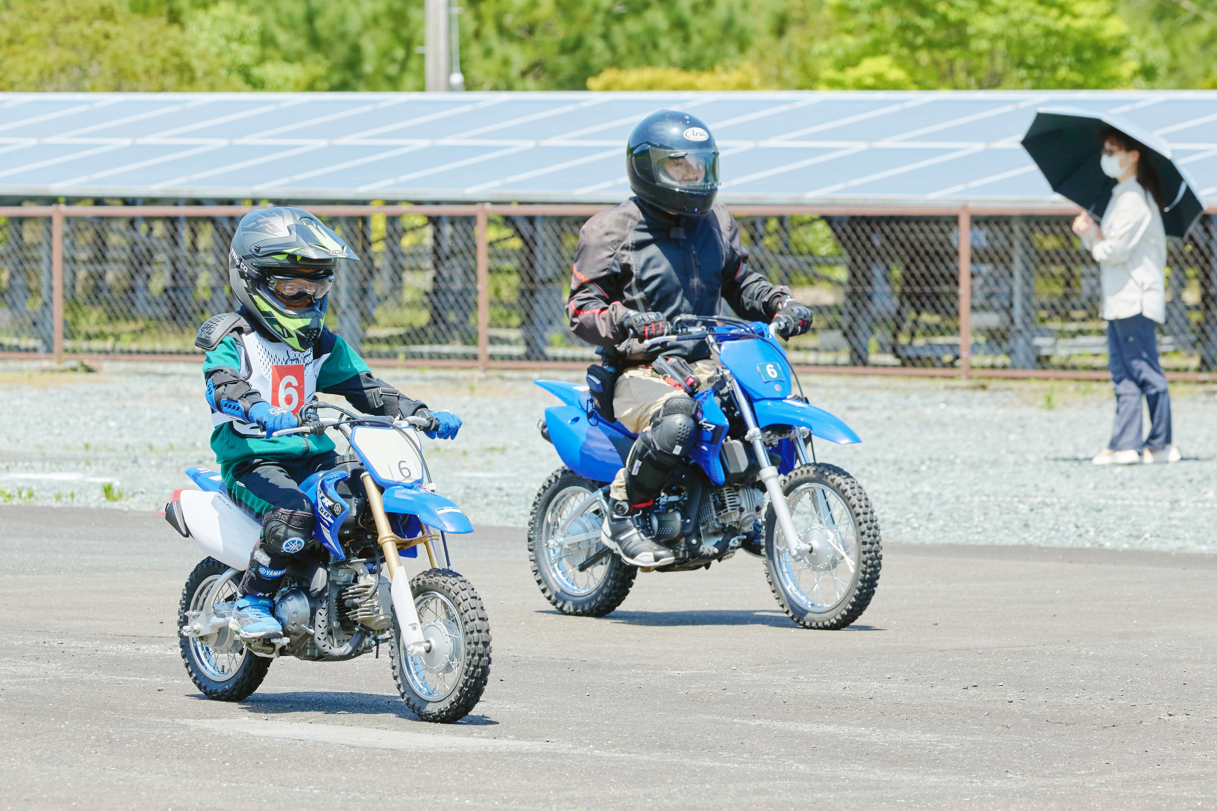 そして、サーキット全体を大きく使って走る走行では、子どもと並んで走行！