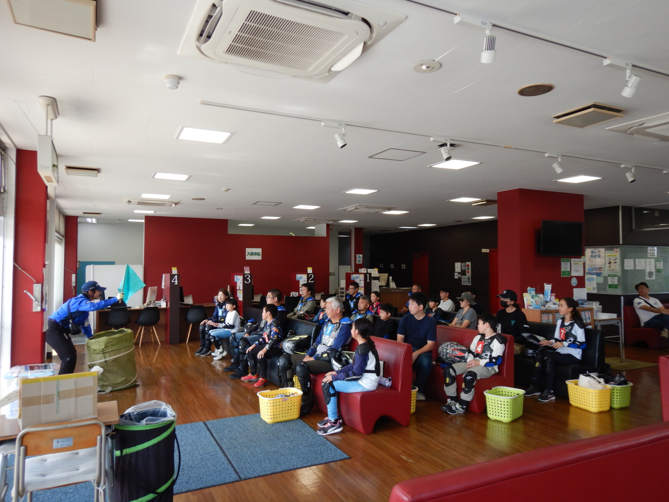 ちなみに、休憩時間には、インストラクターの先生による、交通安全についての知識を深める紙芝居やクイズが。