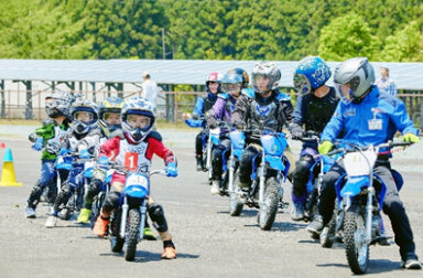 小学生だって「このチャレンジ感が、たまんない！」～ヤマハ親子バイク教室「サーキットコース」で、もっとバイクと仲良くなろう！～