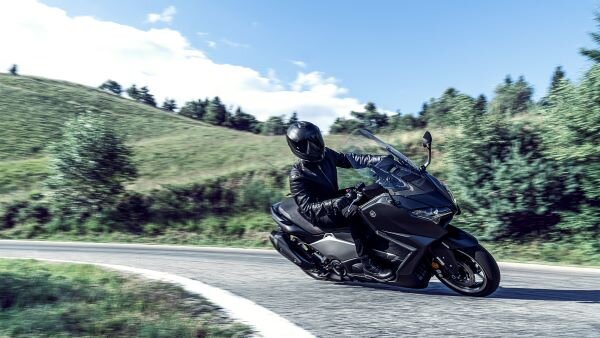 ヤマハの中で「MAXシリーズ」は、移動の定義を変えたモデルとして位置づけられています