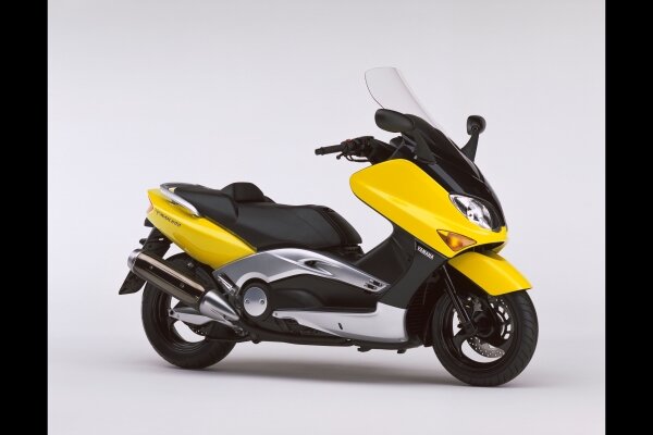 スクータースタイルでありながら、発売当初は500ccという排気量から生まれるパワフルさを持ち