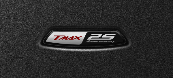 レッグシールド中央部には特別感を演出する25周年記念エンブレムをあしらっています