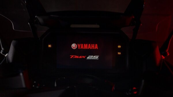 起動時にはディスプレイに25周年記念ロゴが表示され思わずニヤッとする仕掛けも