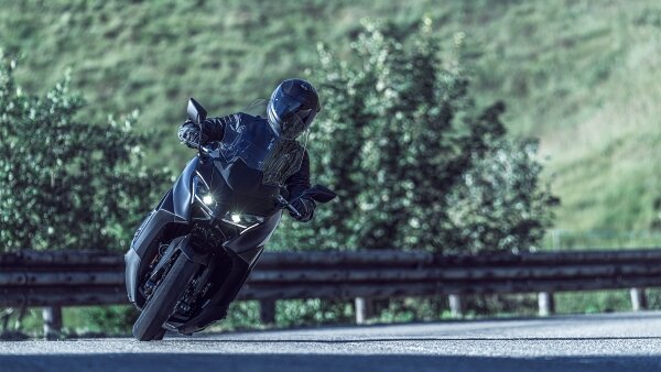 「TMAX560」は561ccの直列2気筒エンジンが生み出すパワーを受け止め